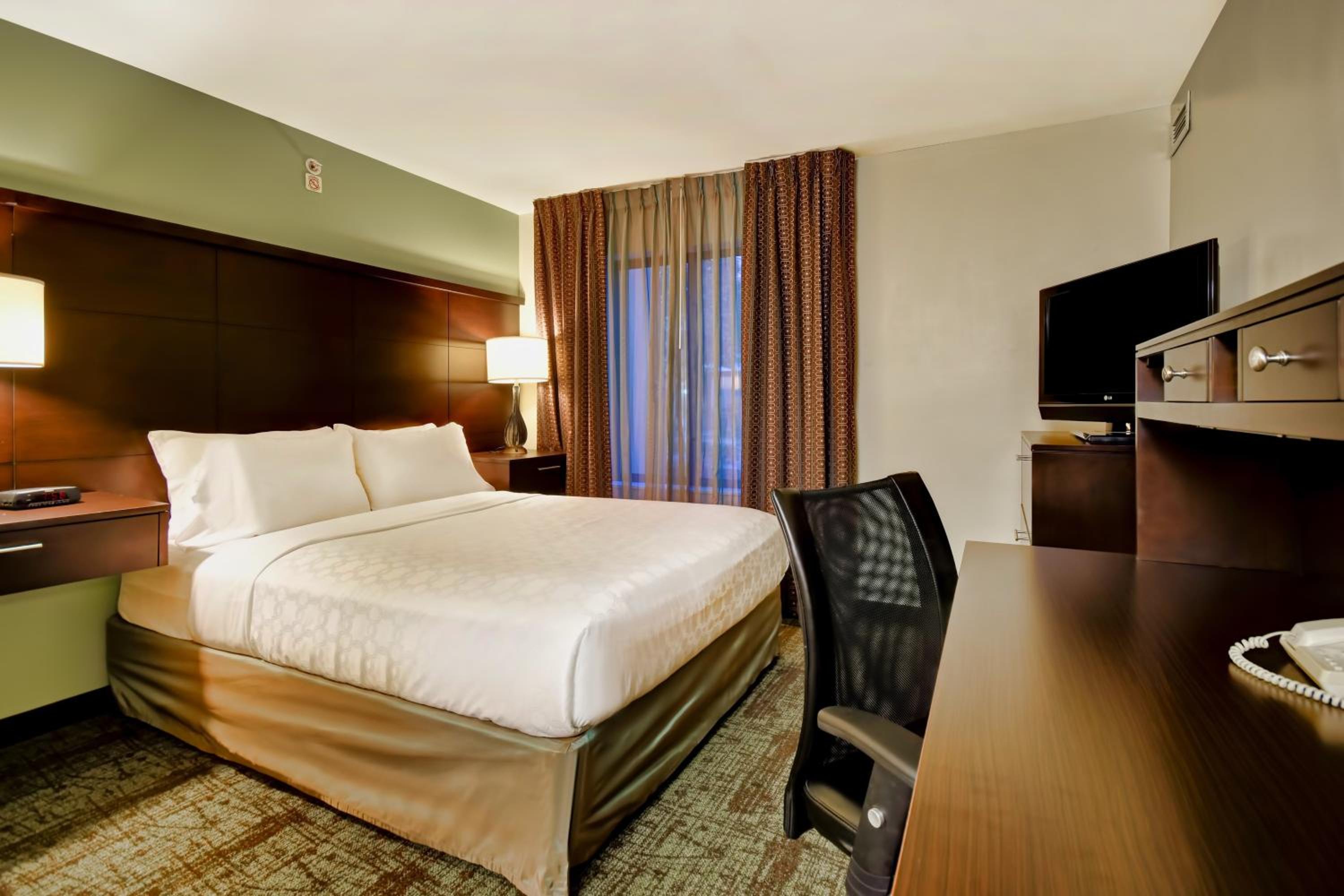 One-Bedroom King Suite - Photo 7