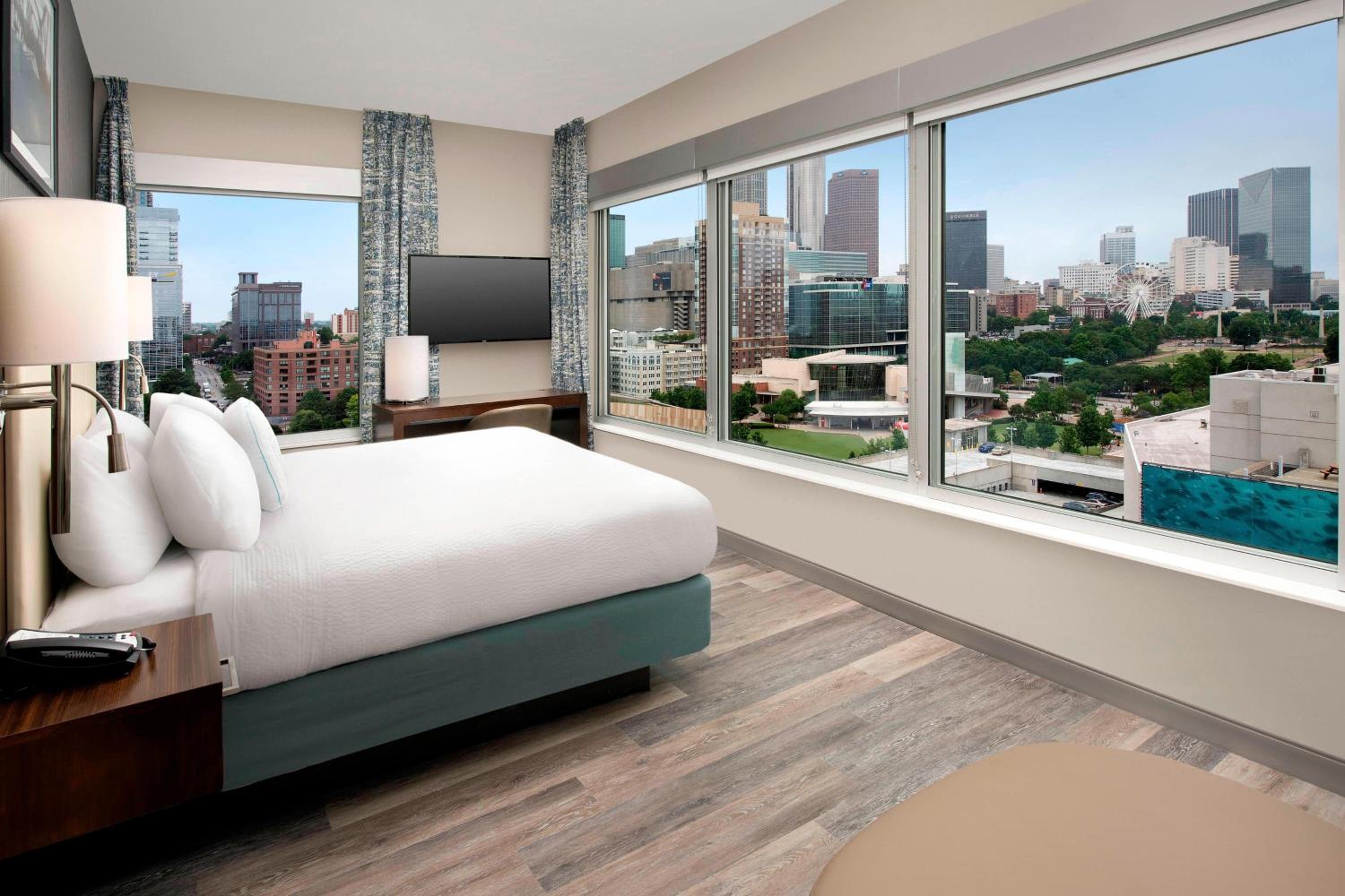 King Room with City View, Bathtub and Sofa Bed - Mobility Access
