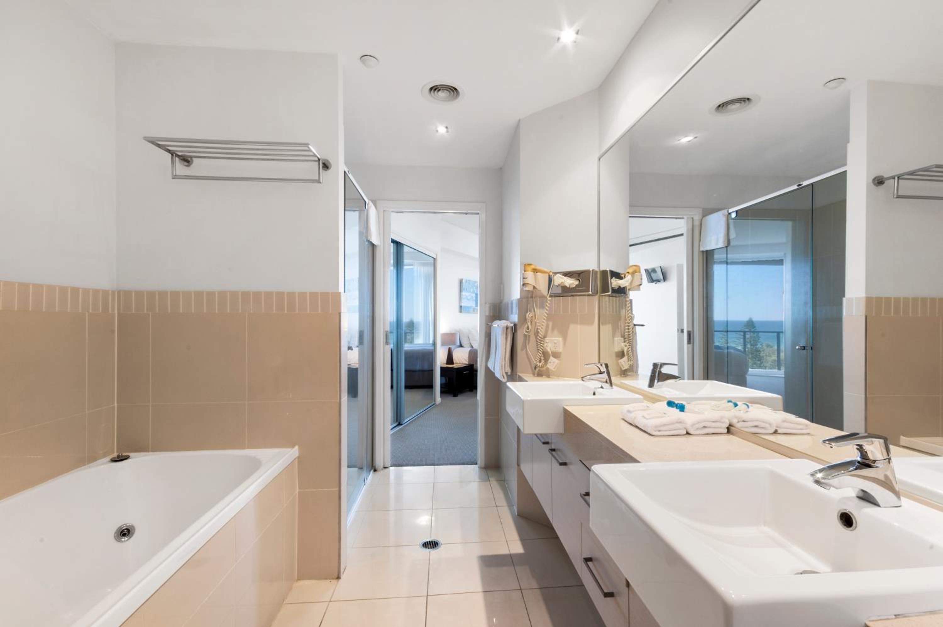 Deluxe Two-Bedroom Apartment with Ocean View photo 2