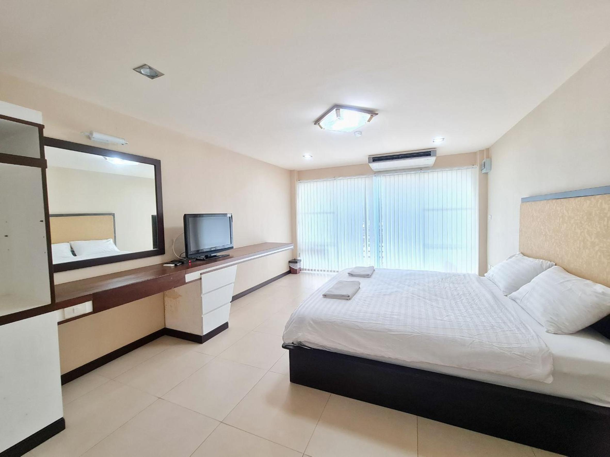 Deluxe King Room with Mountain View photo 1