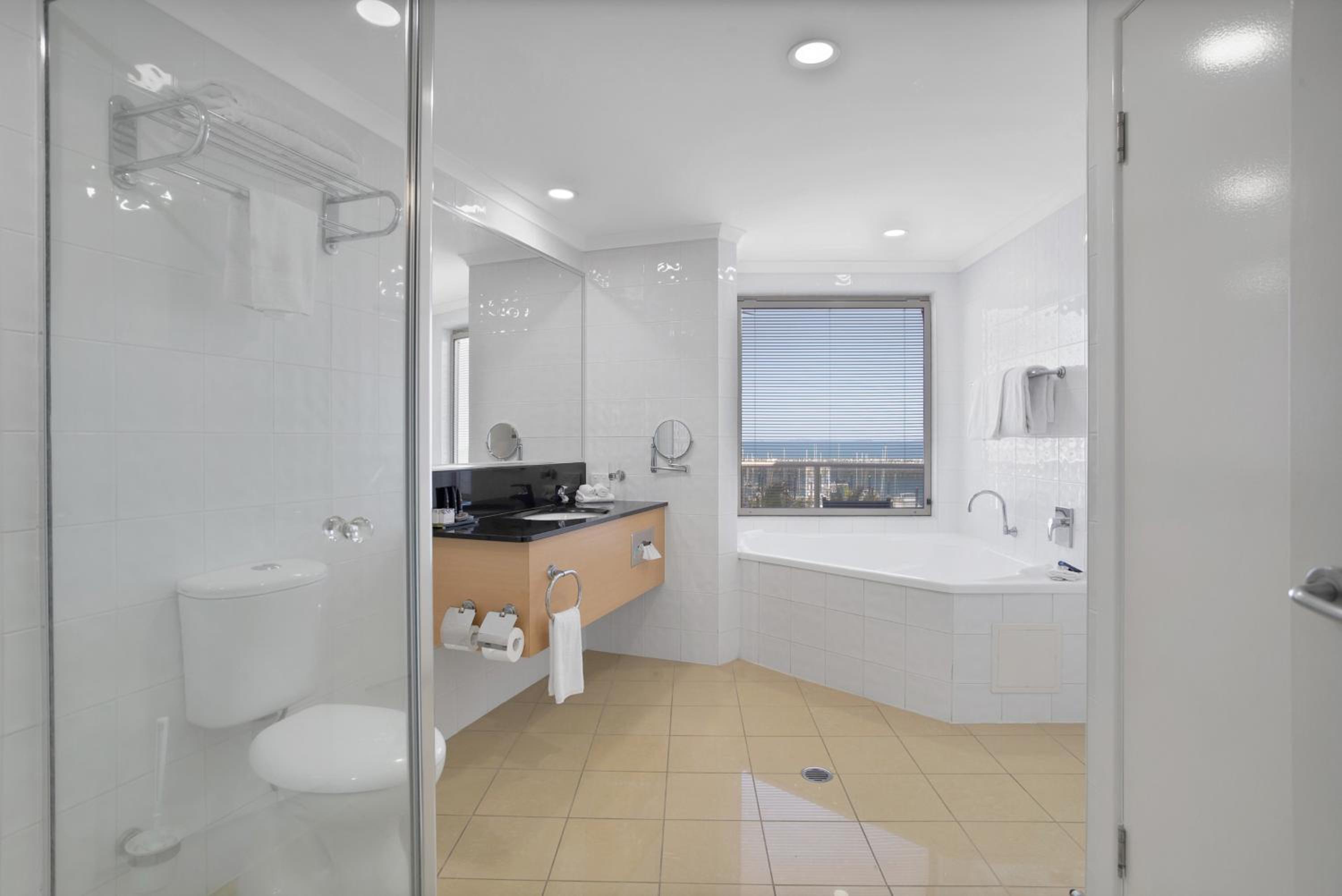 Deluxe King Spa Suite with One King Bed - Photo 4