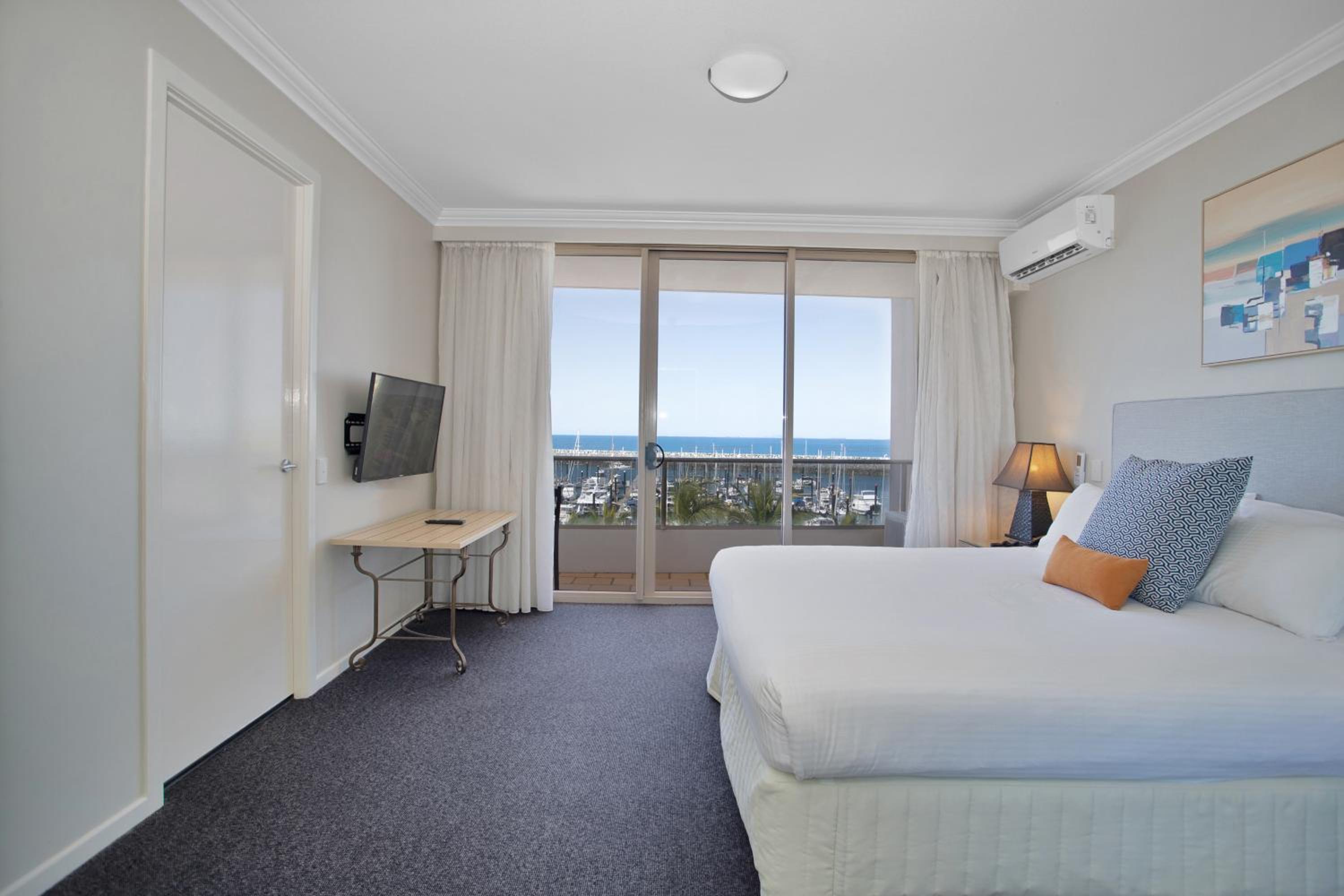 Deluxe King Spa Suite with One King Bed - Photo 5