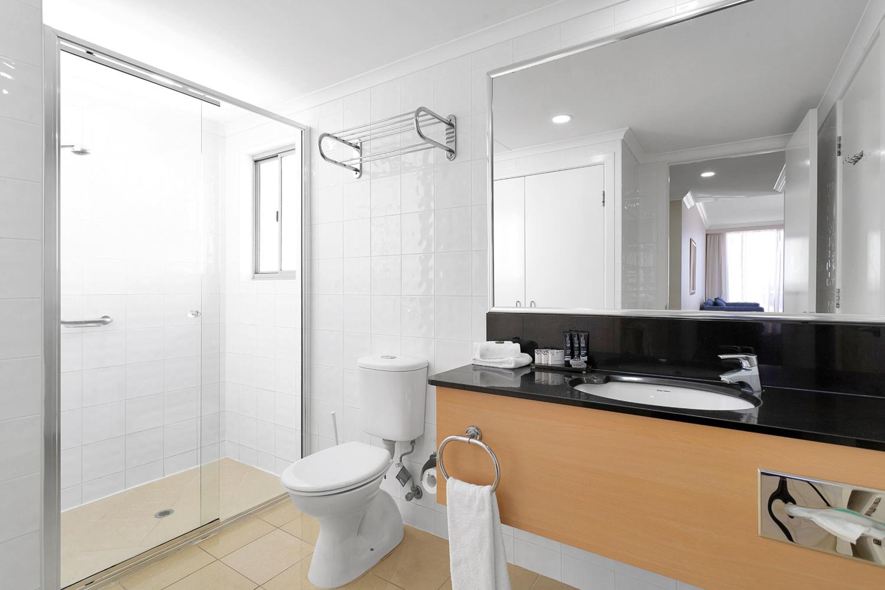 Executive Queen Room with Balcony - Photo 2