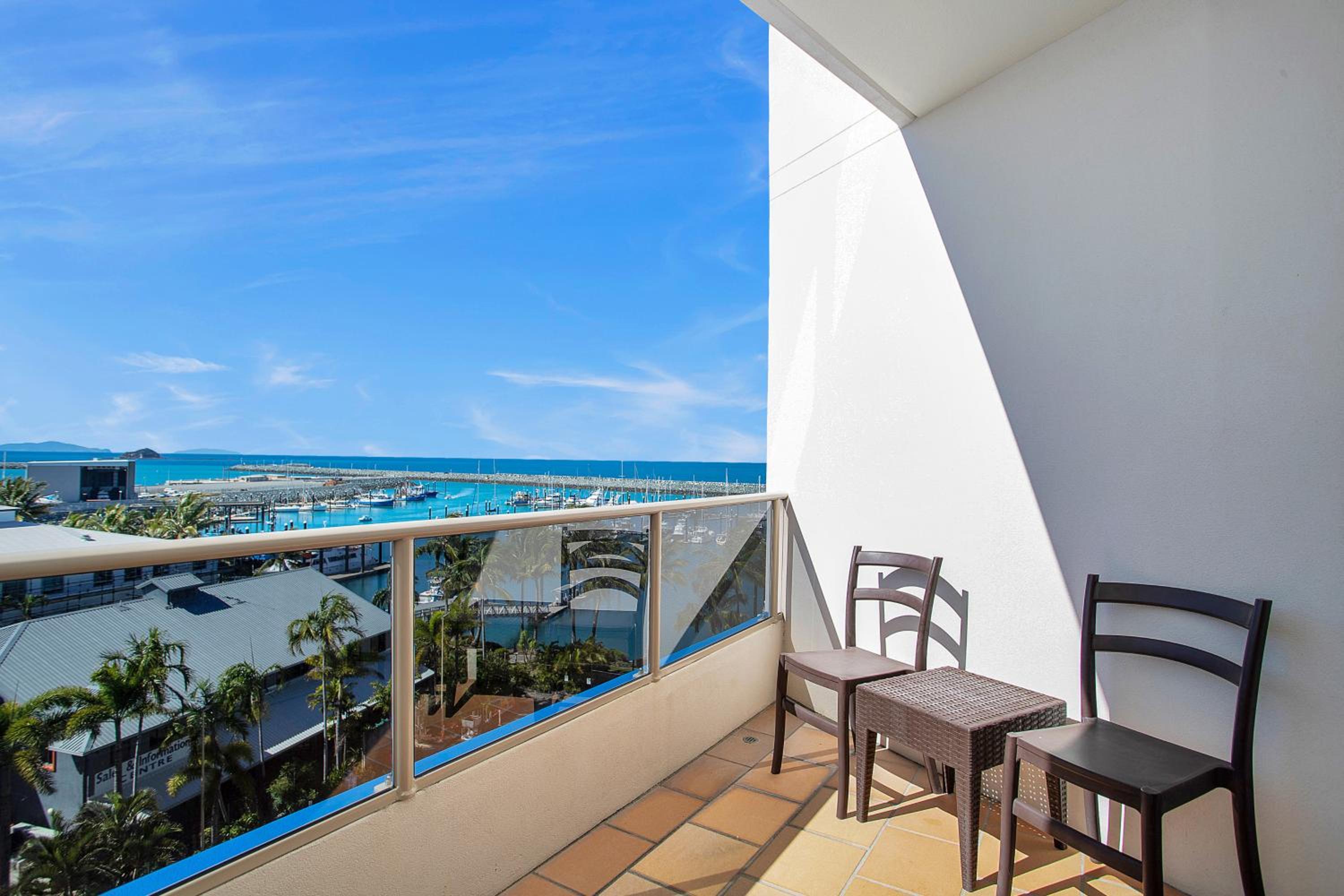 Executive Queen Room with Balcony - Photo 5