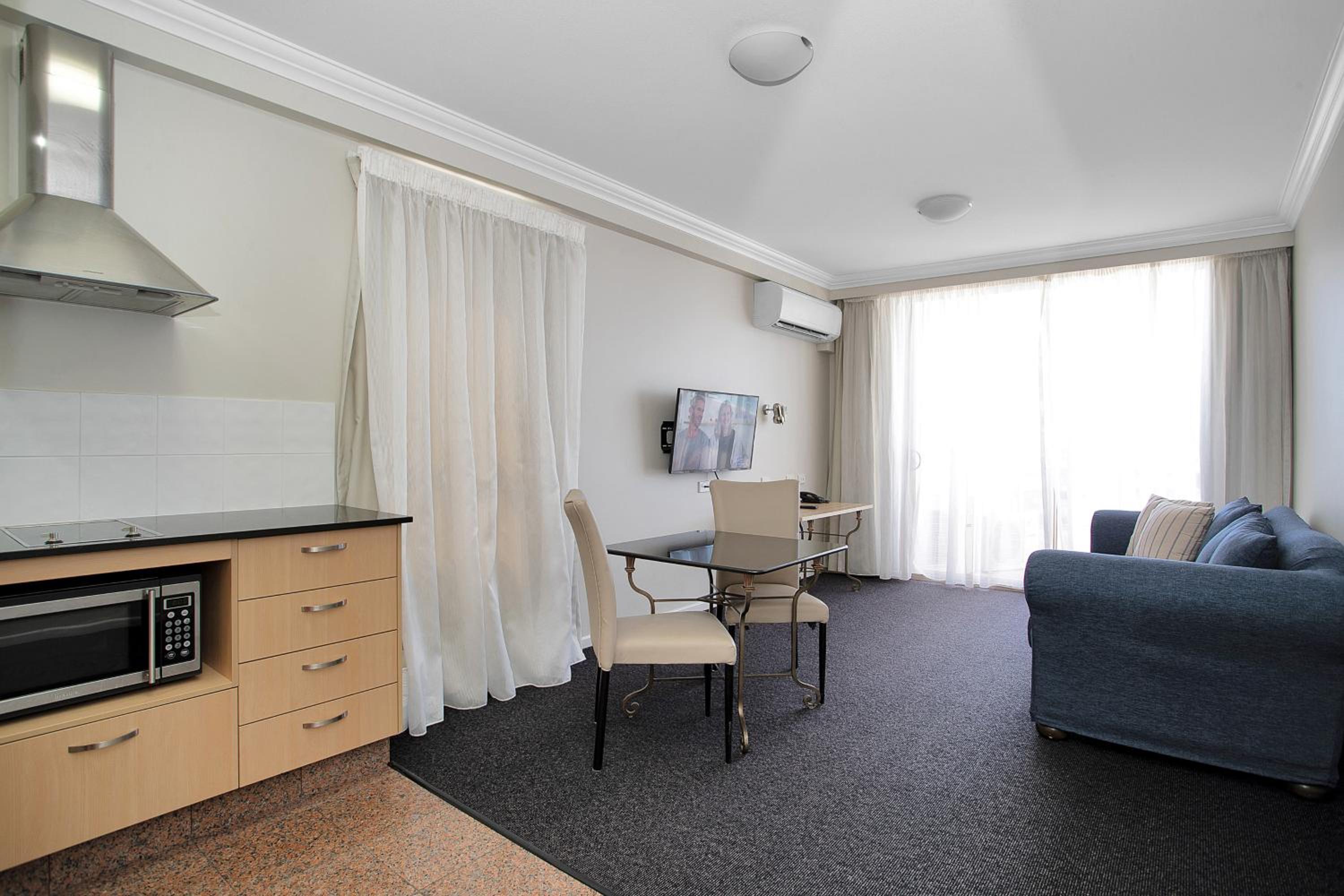 Executive Queen Room with Balcony - Photo 3
