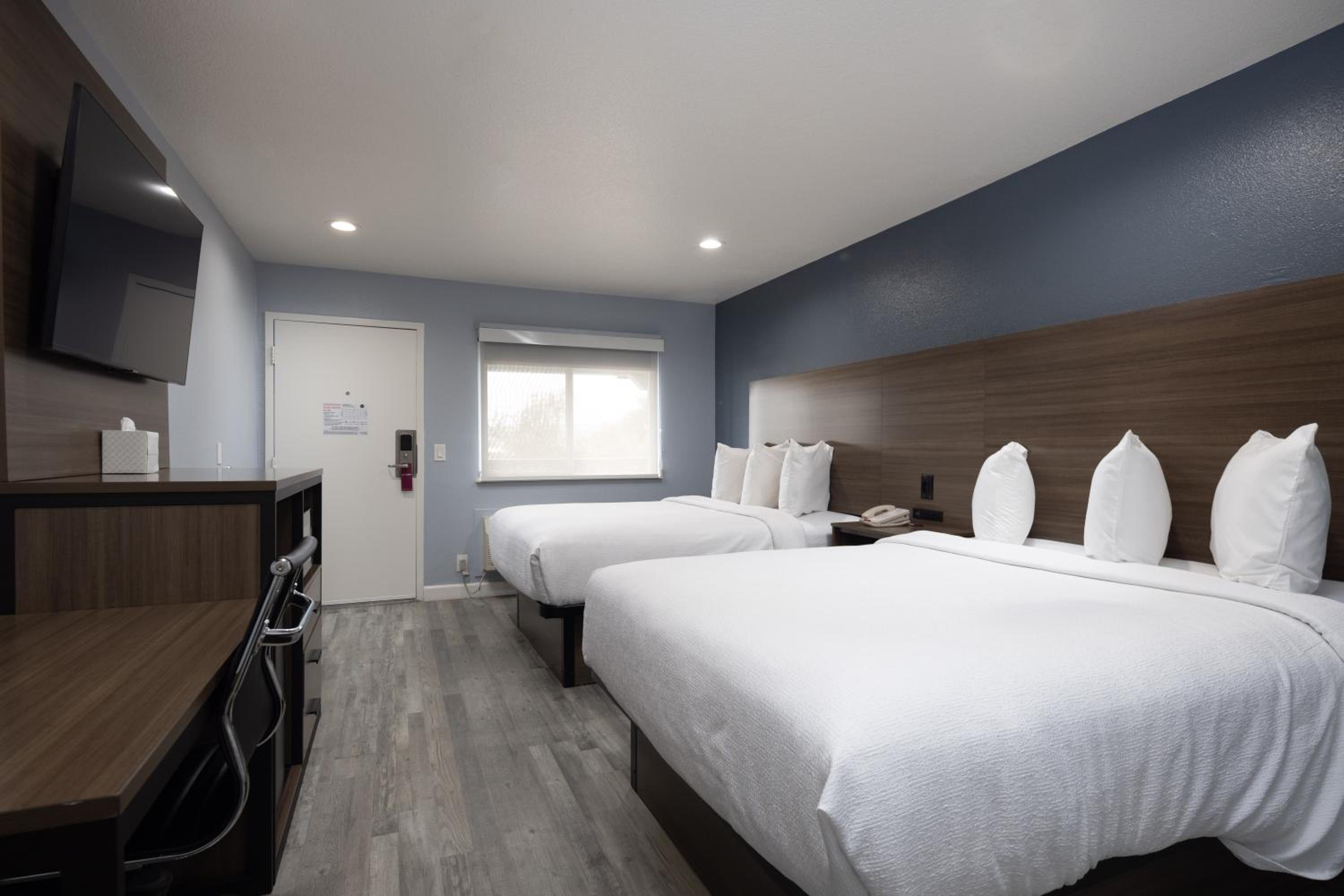 Queen Room with Two Queen Beds - Non-Smoking photo 3