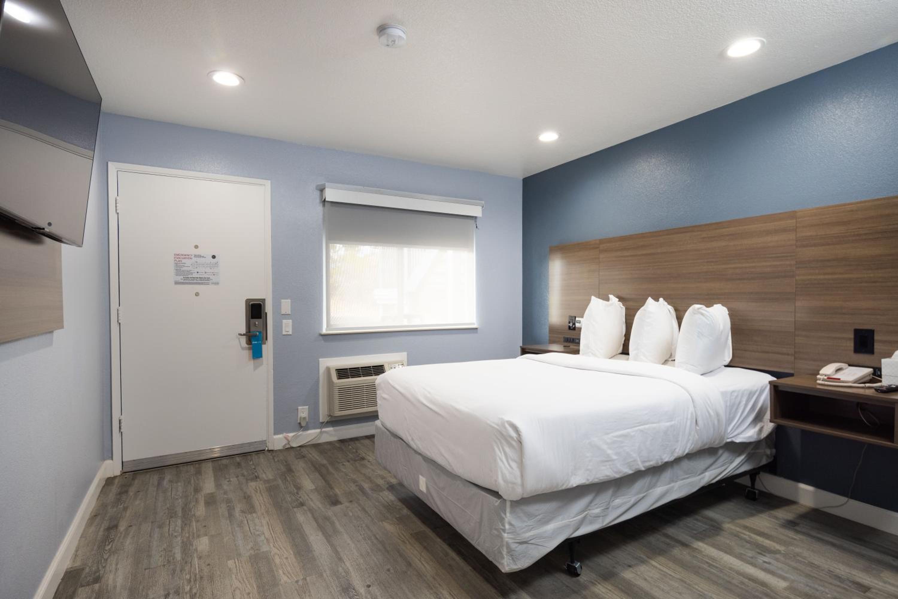 Double Room with Bathtub w/Grab Bars - Mobility Accessible/Non-Smoking photo 2