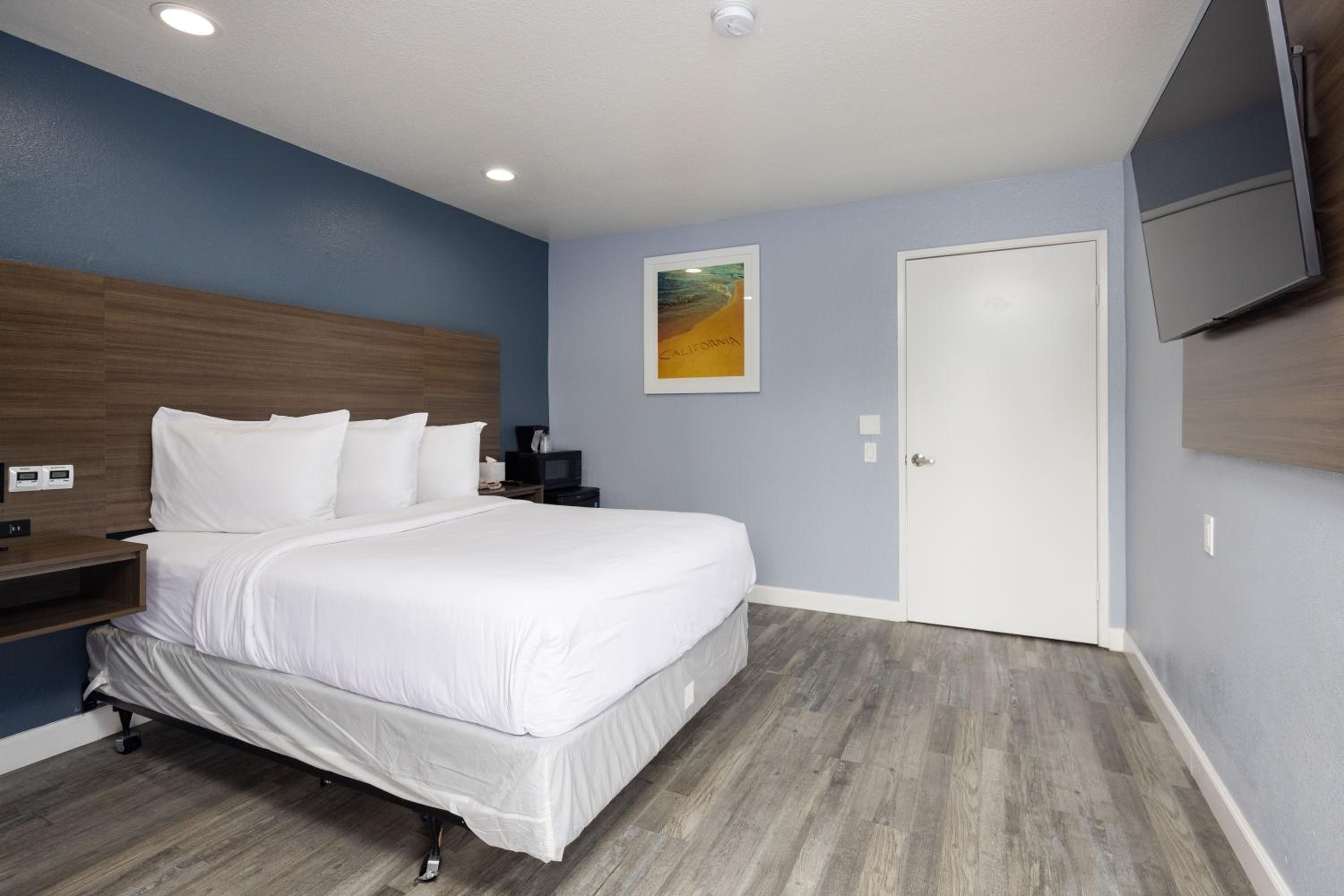 Double Room with Bathtub w/Grab Bars - Mobility Accessible/Non-Smoking photo 1