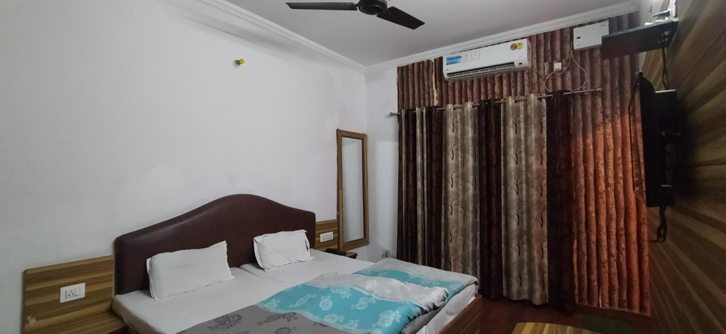 Deluxe Room AC - Photo 7