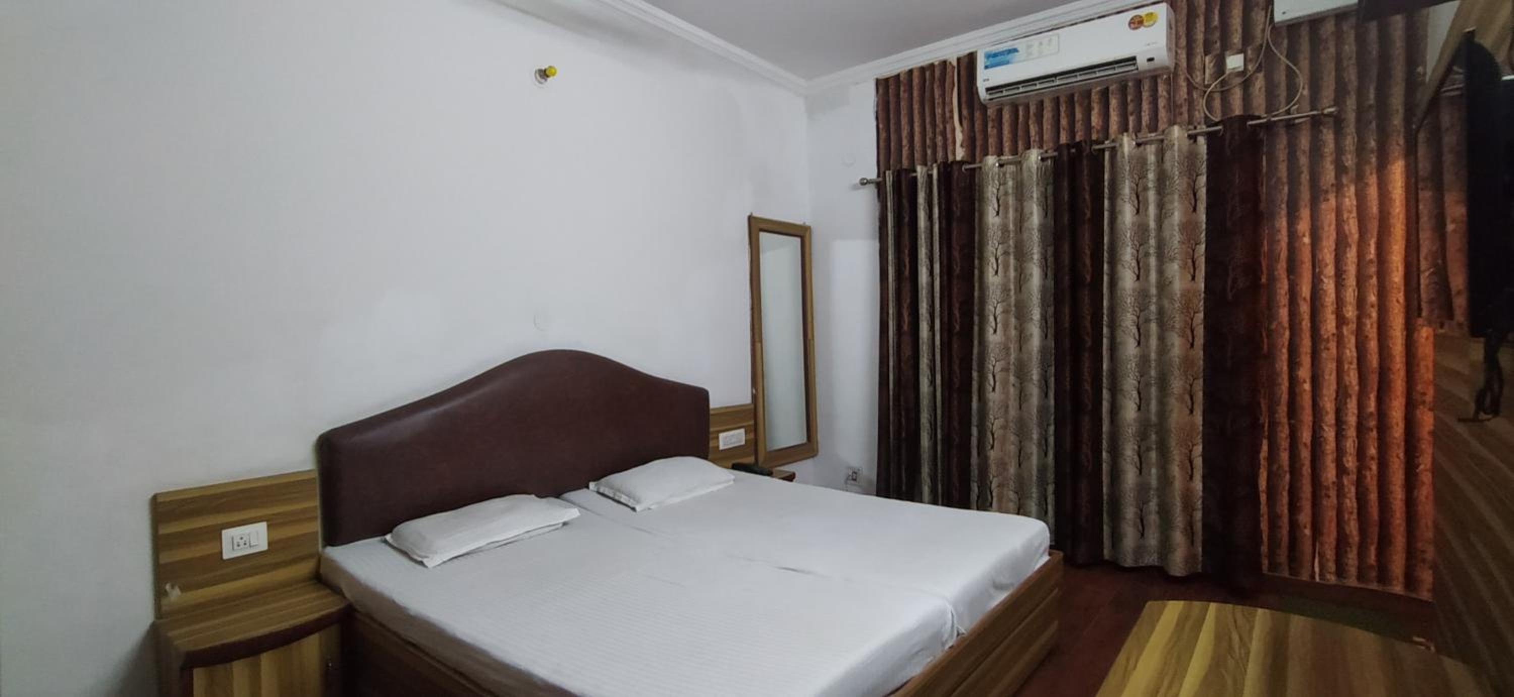 Deluxe Room AC - Photo 1