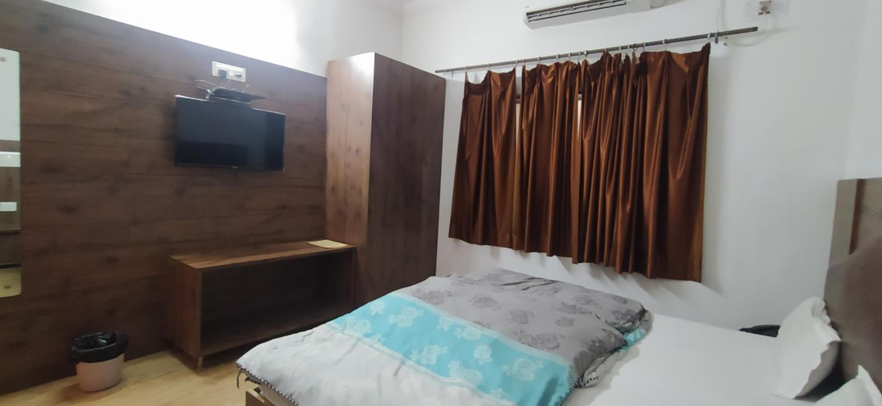 Deluxe Room AC - Photo 6