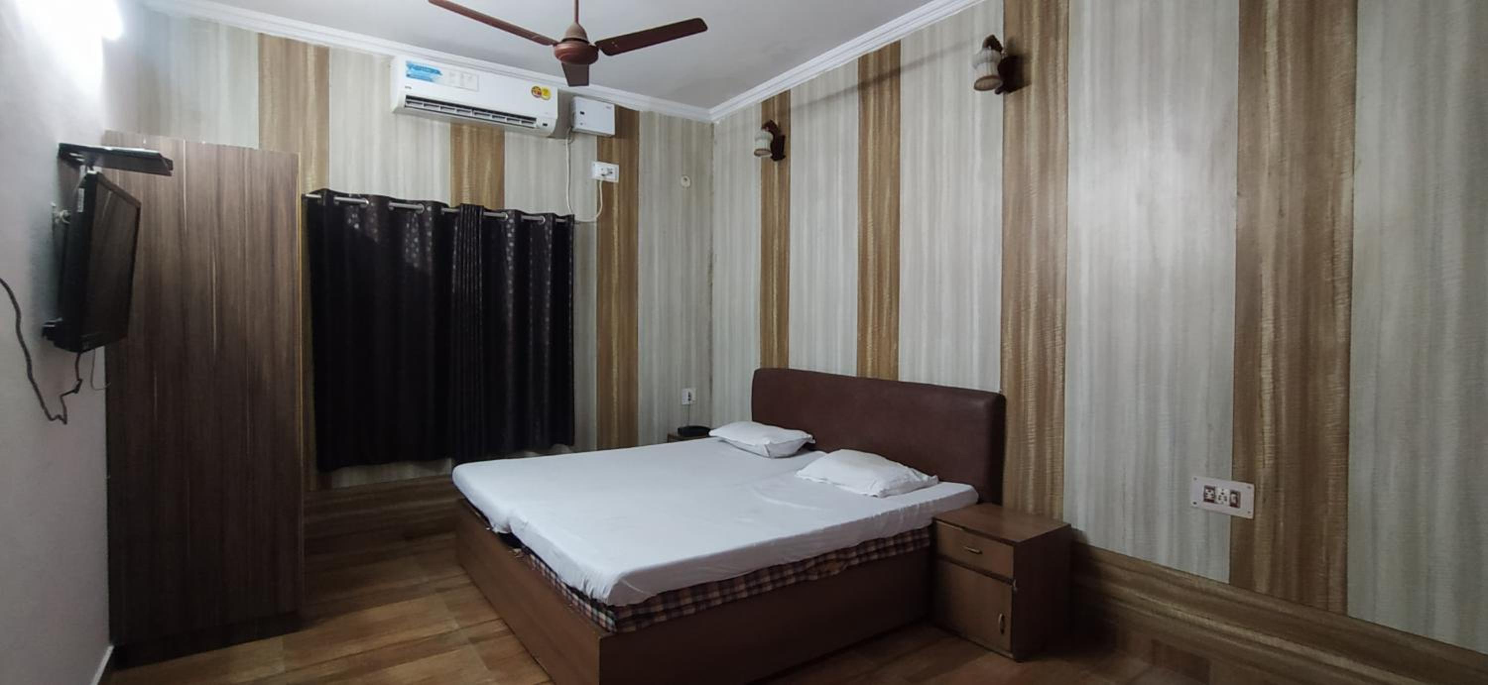 Deluxe Room AC - Photo 9