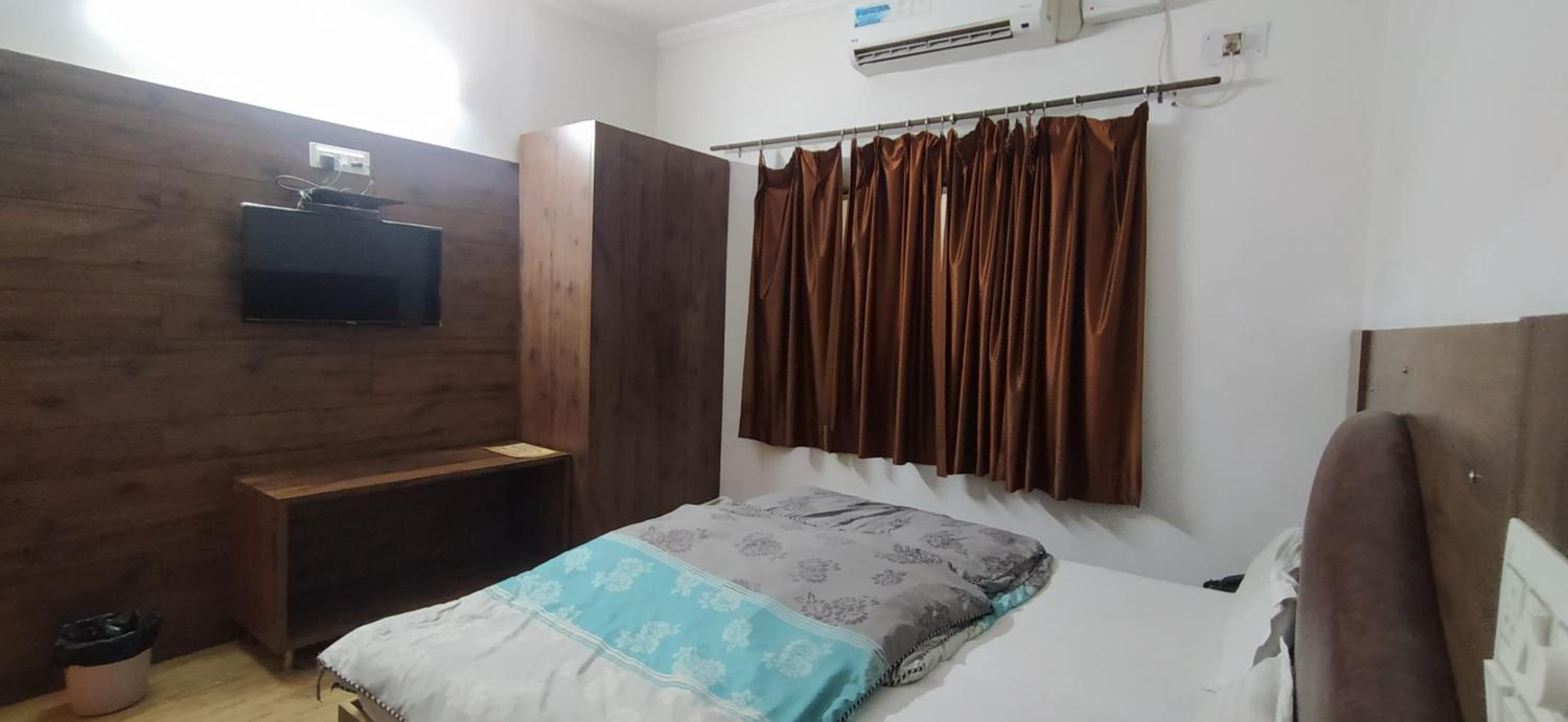 Deluxe Room AC - Photo 5