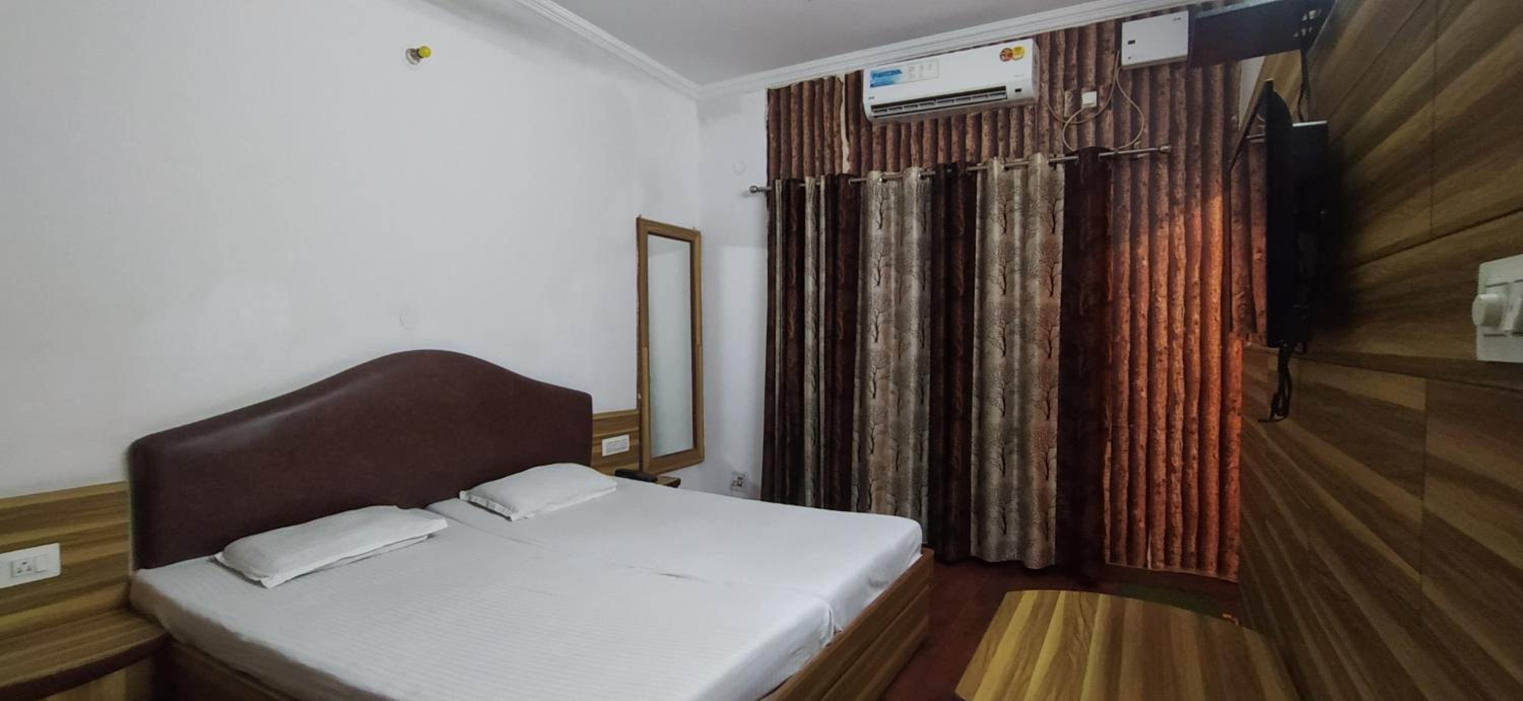 Deluxe Room AC - Photo 8
