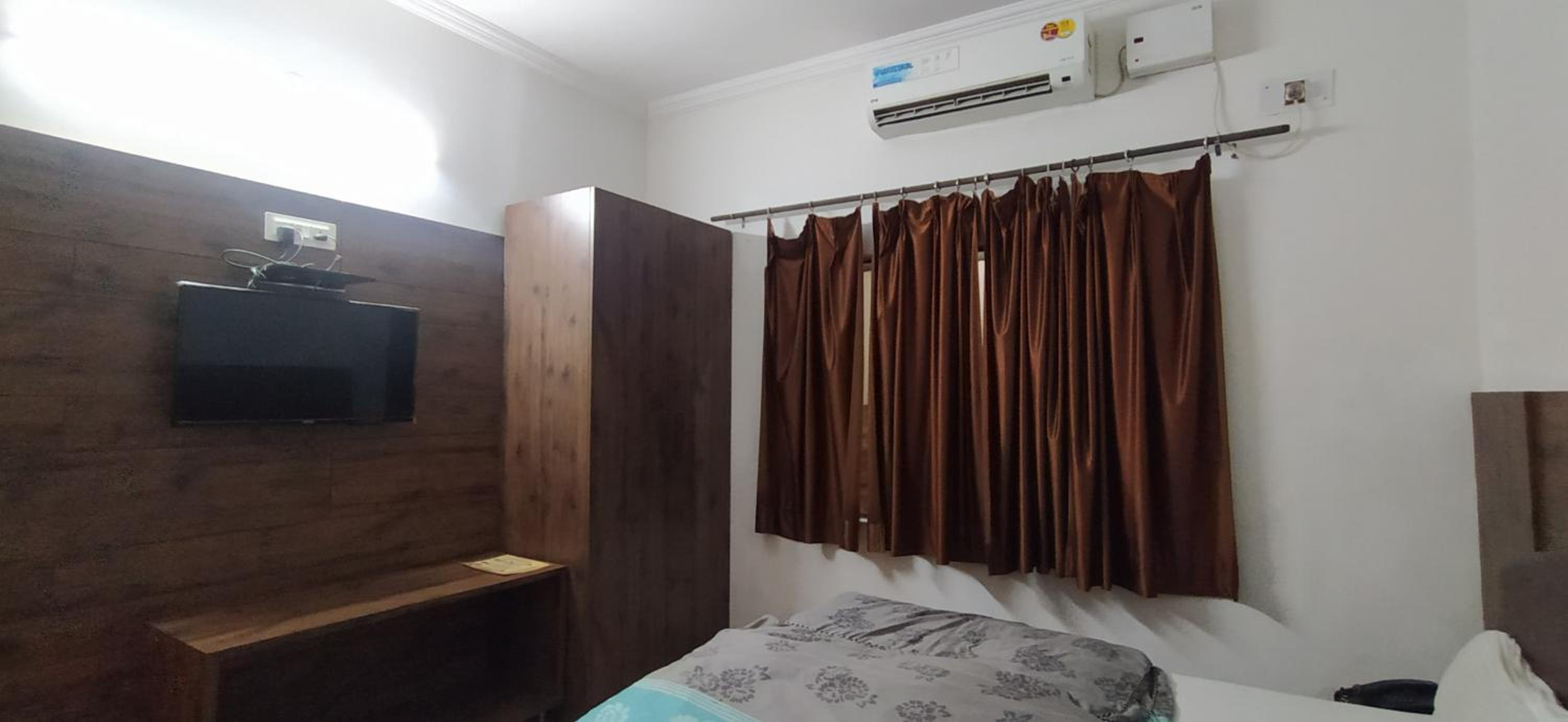 Deluxe Room AC - Photo 4