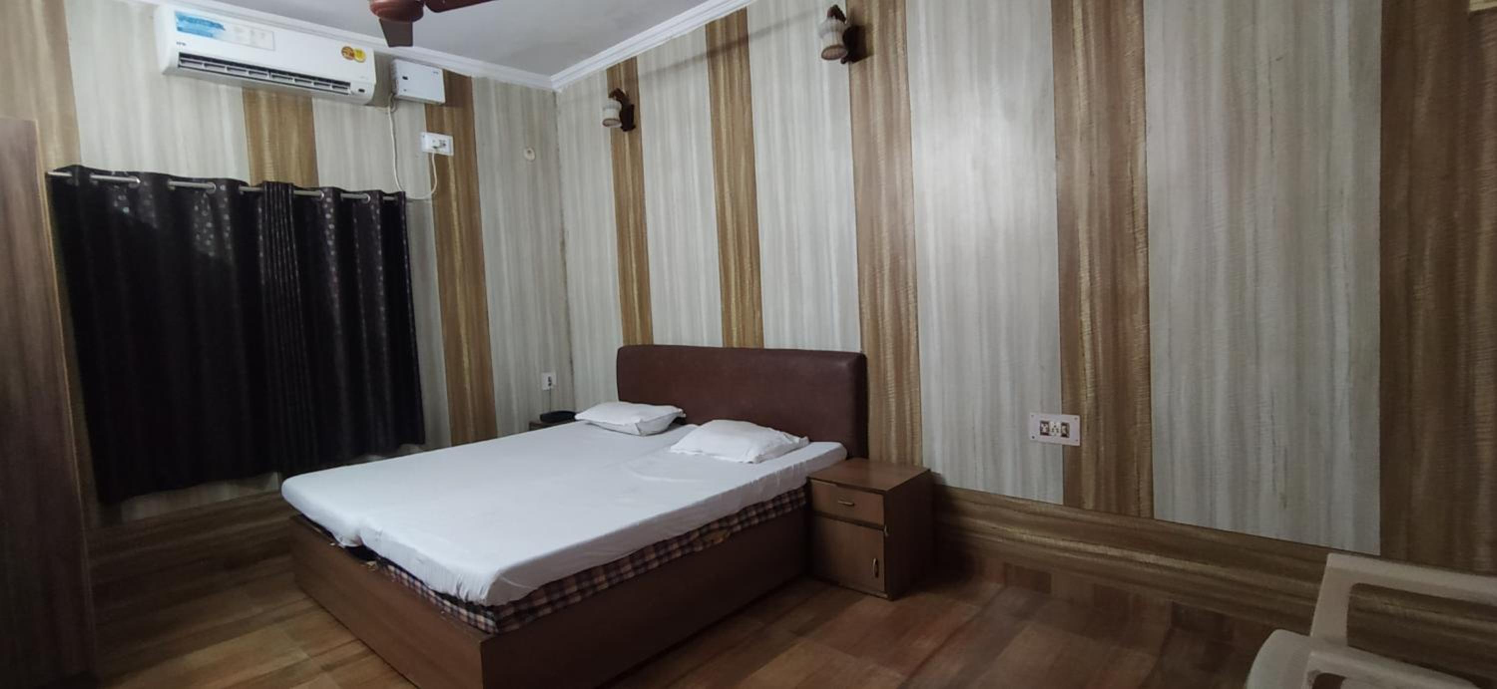 Deluxe Room AC - Photo 10