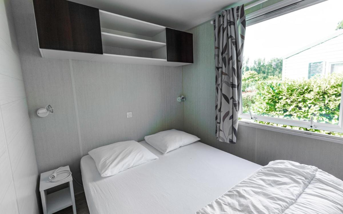 Two-Bedroom Bungalow - Photo 2
