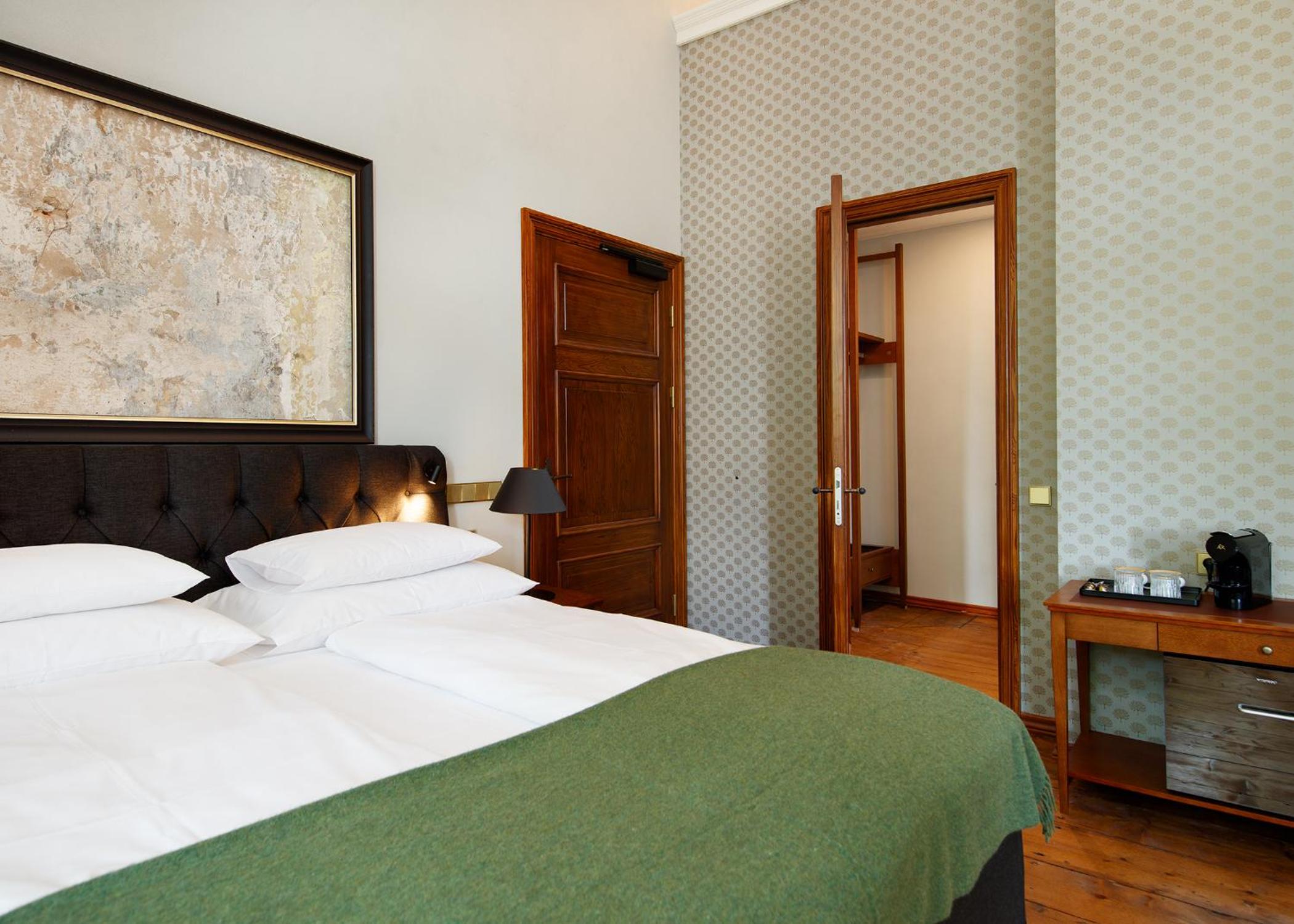 Junior Suite with Spa Access - Photo 19