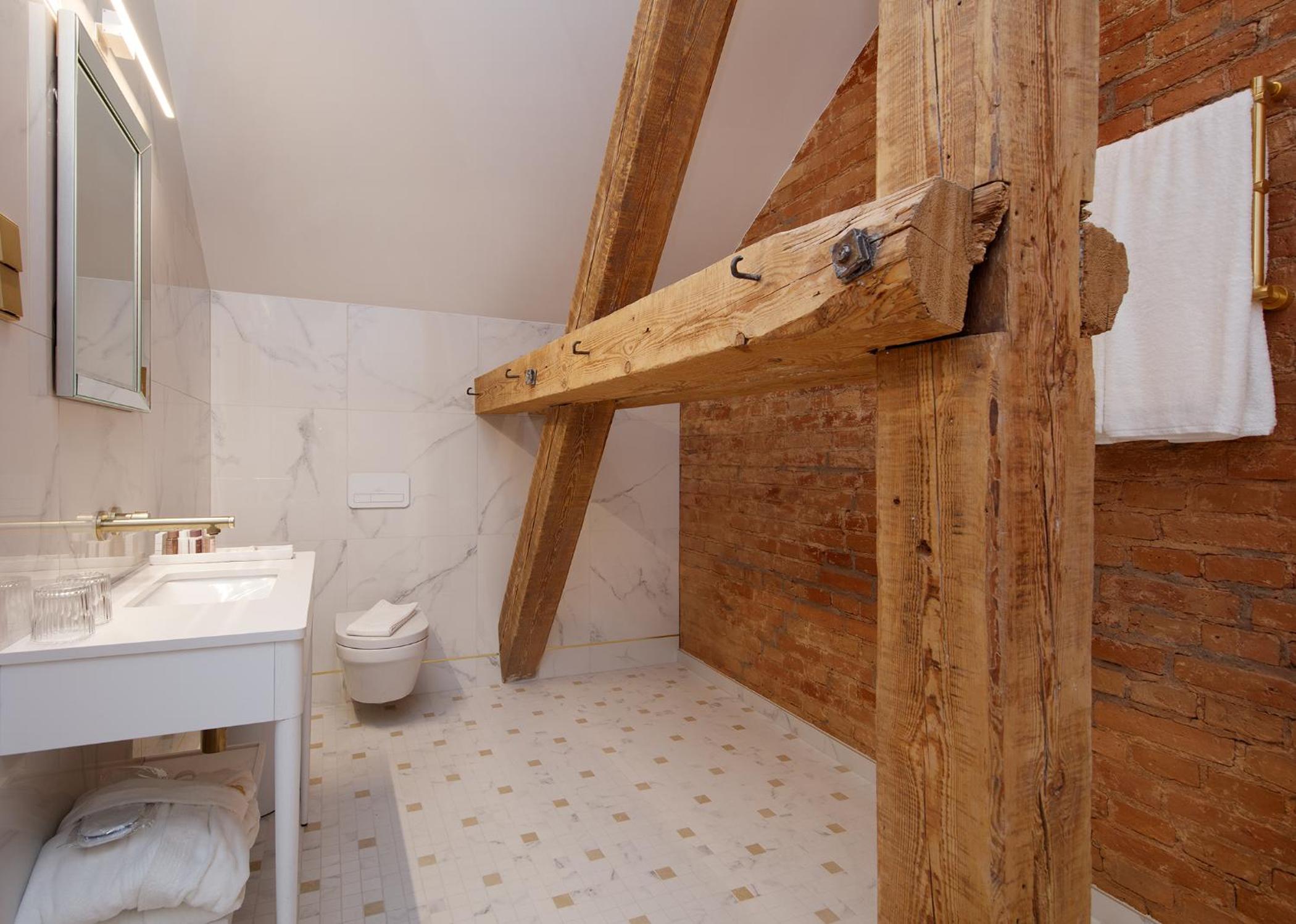 Junior Suite with Spa Access - Photo 20