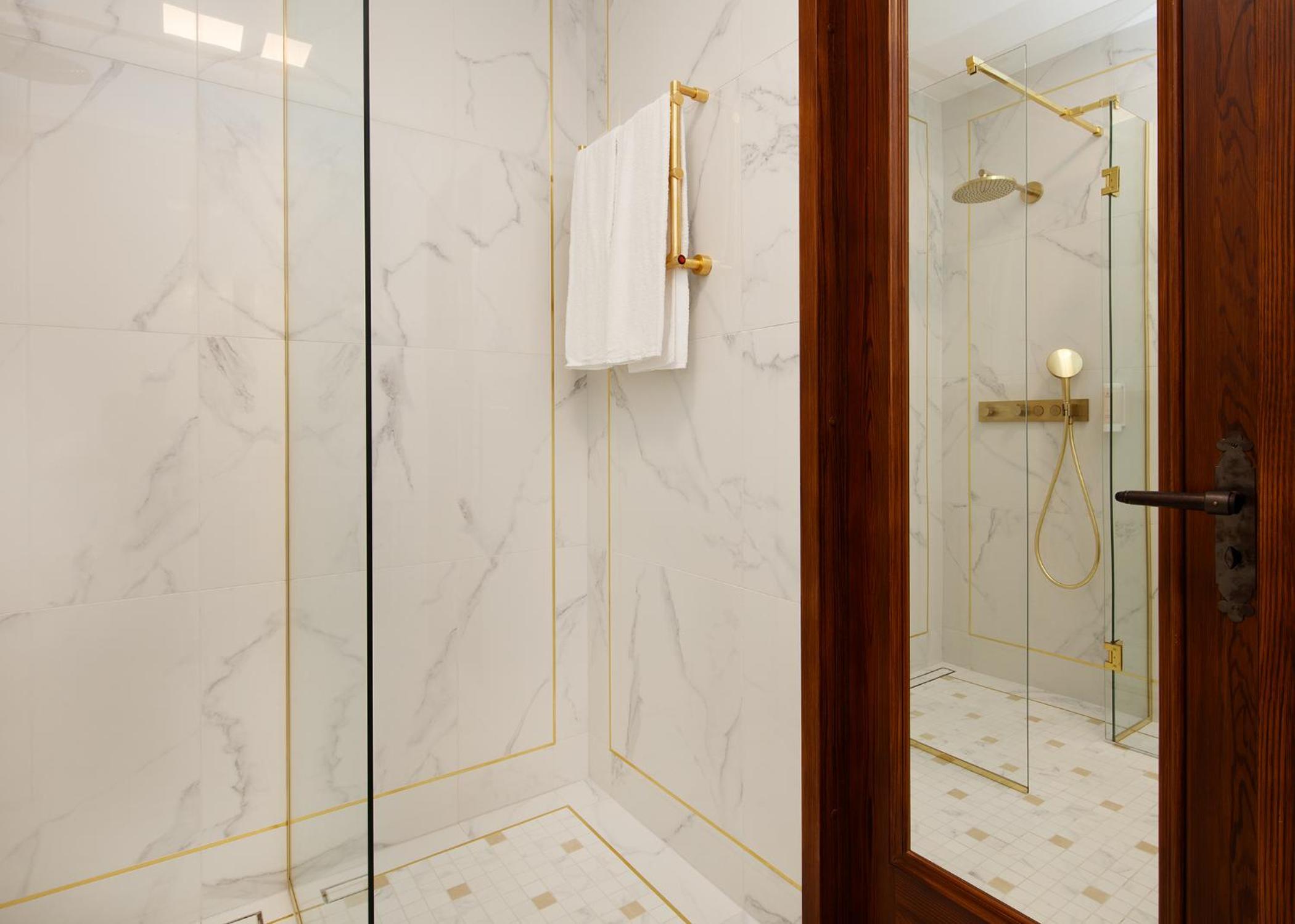Junior Suite with Spa Access - Photo 22
