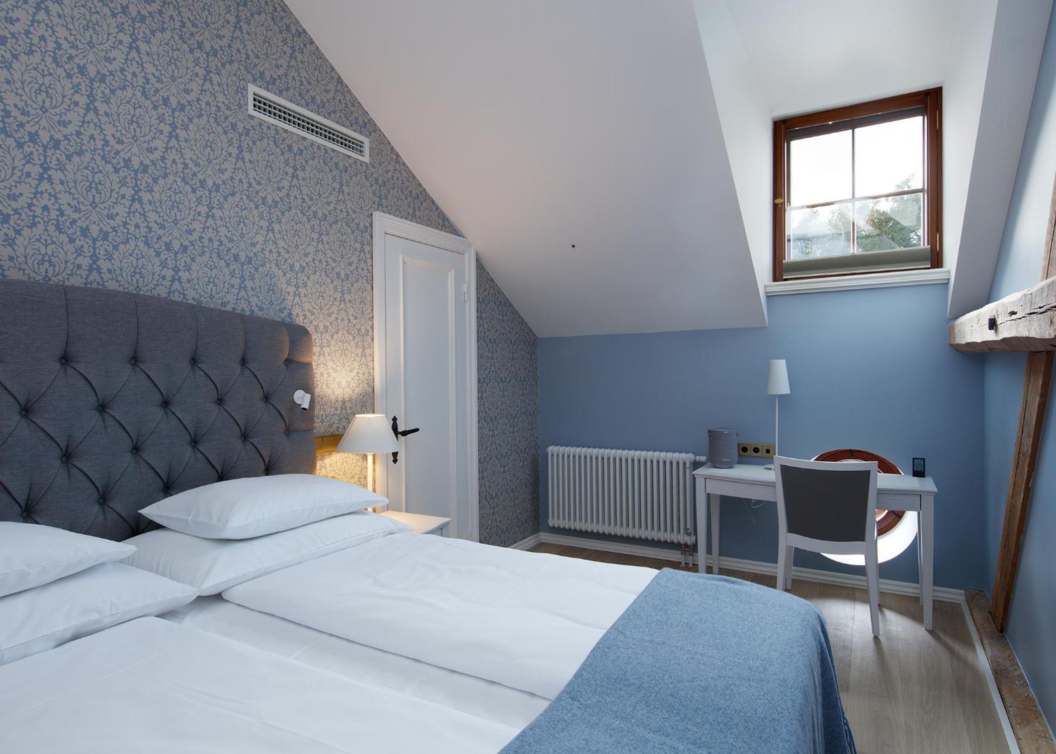 Junior Suite with Spa Access - Photo 15