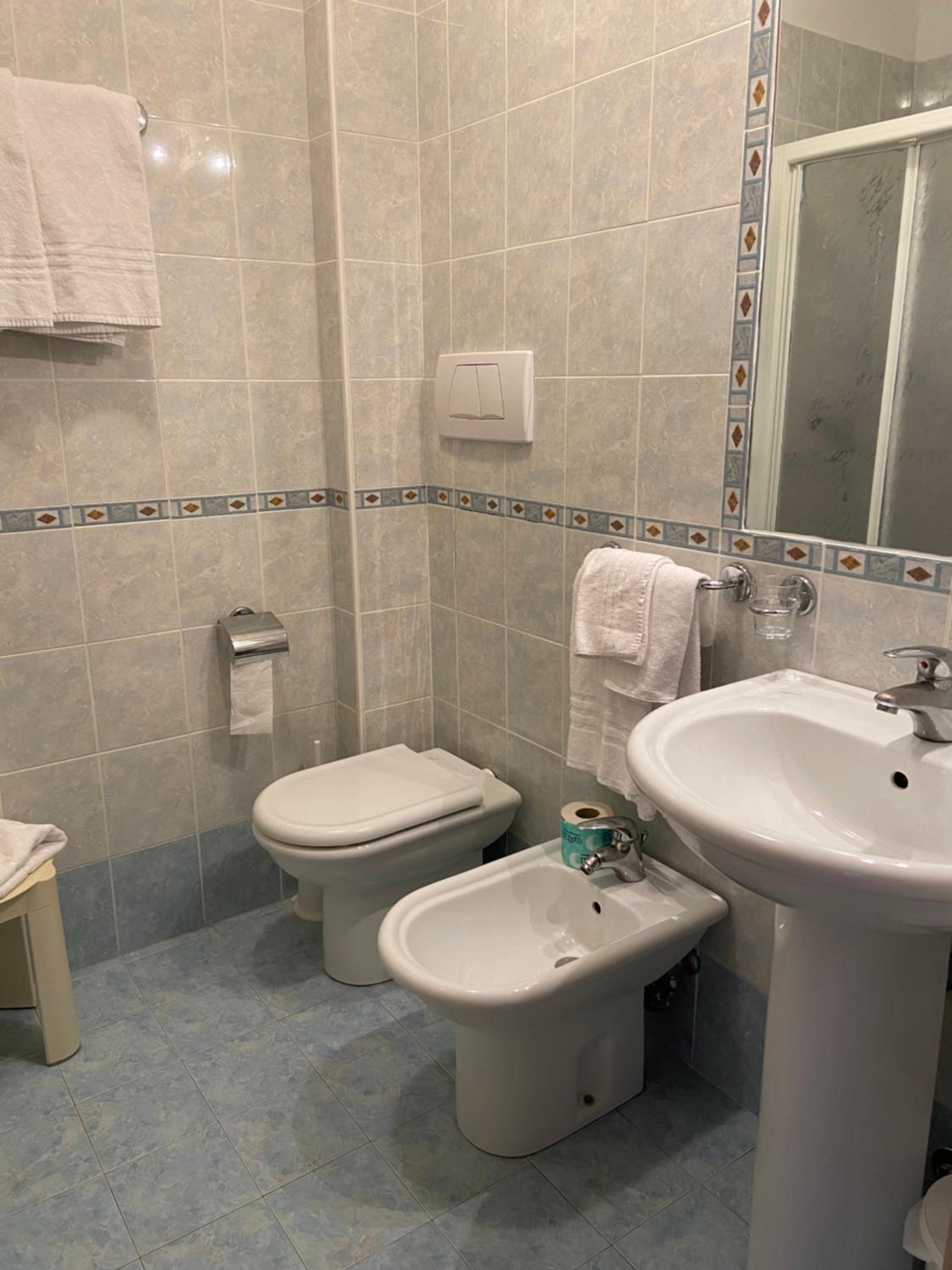 Standard Double Room - Photo 7