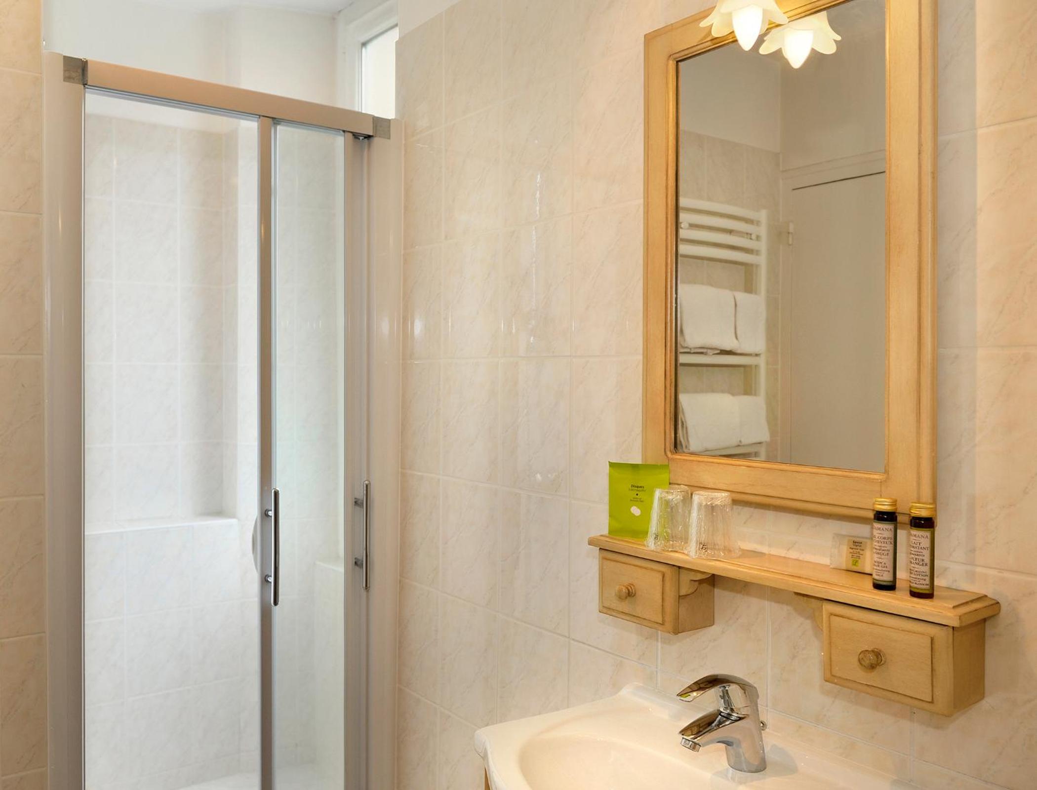 Standard Double Room - Photo 11