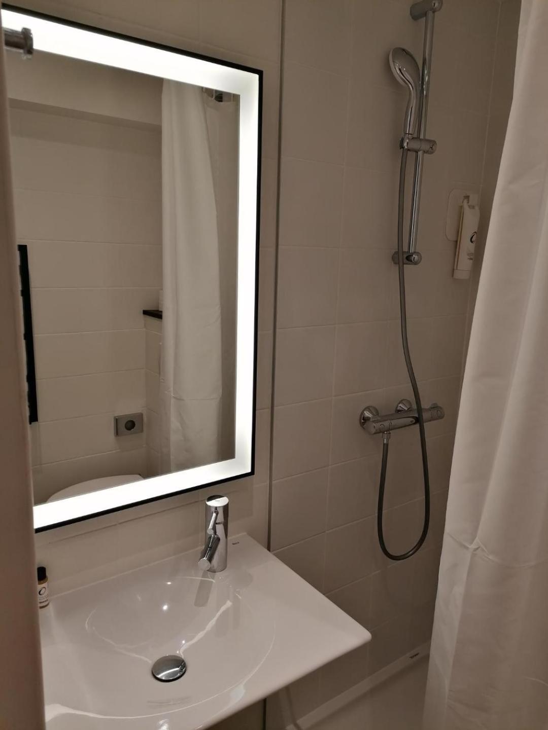 Standard Twin Room - Photo 2