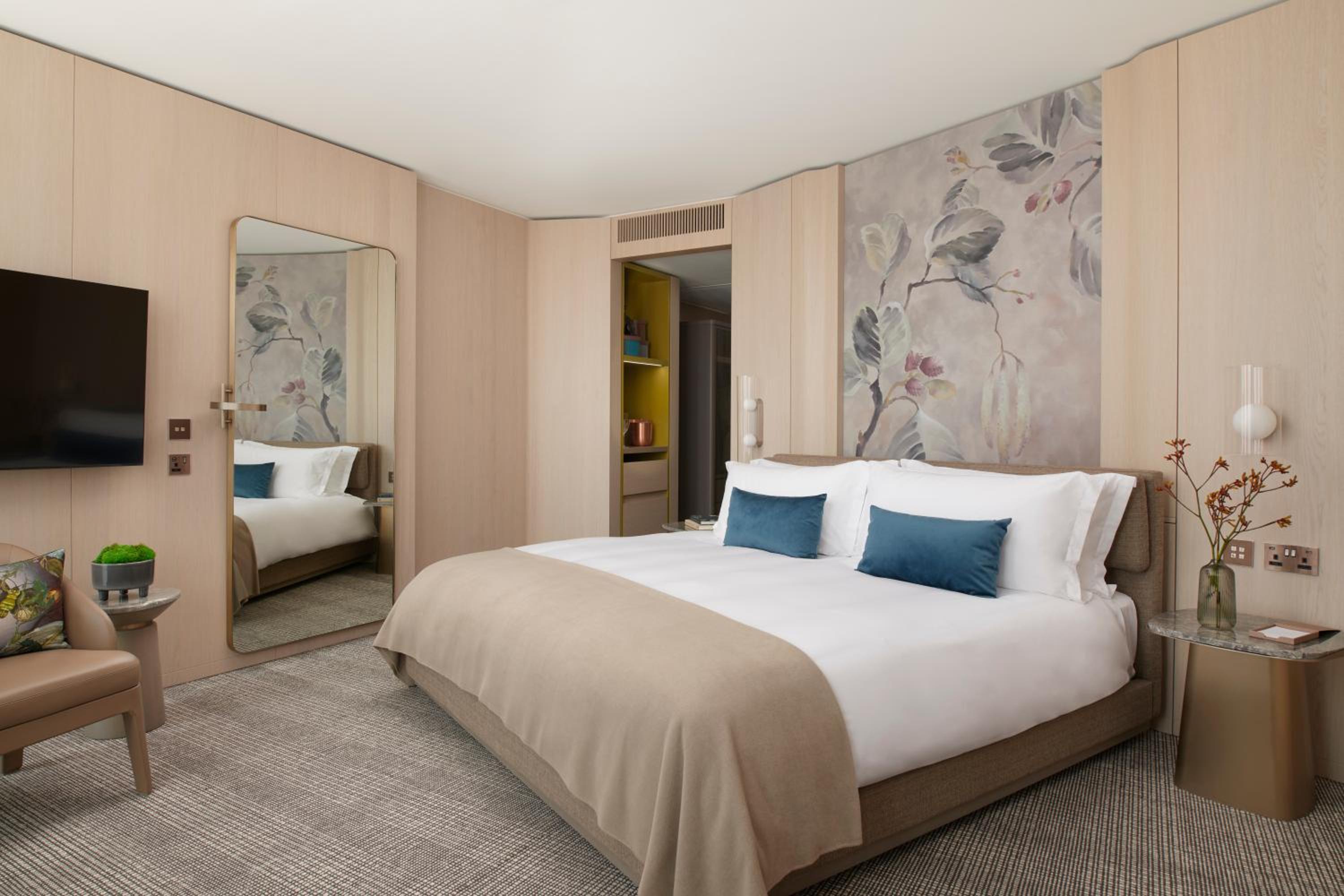 Deluxe Room thumbnail 5