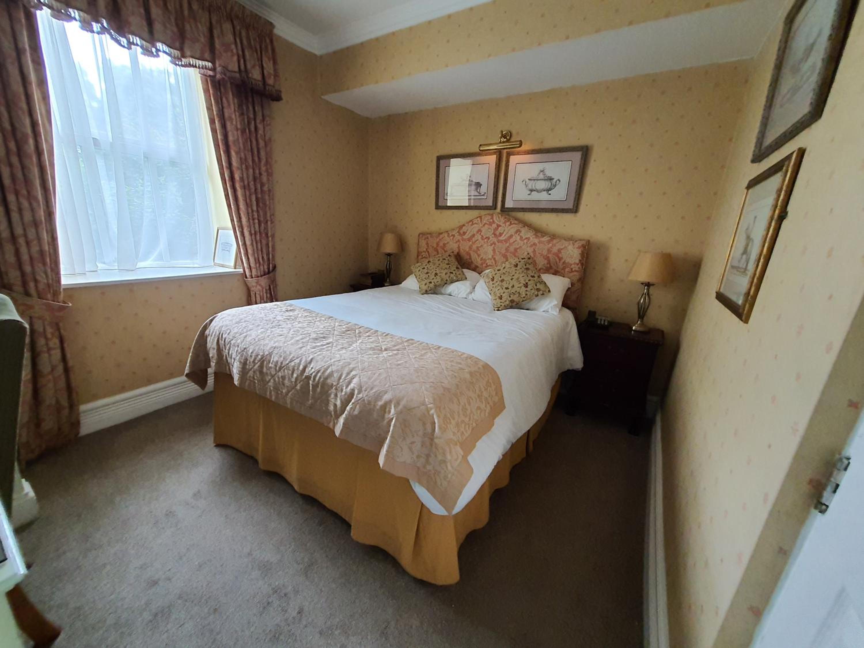 Standard King Room thumbnail 5