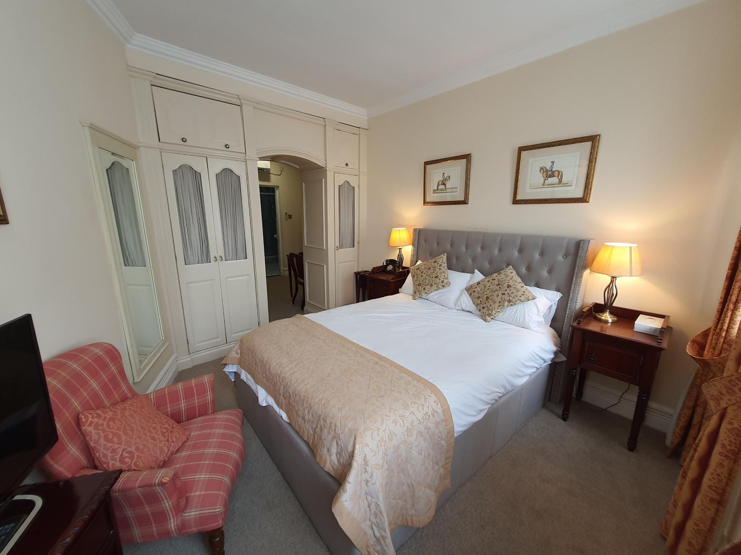 Standard King Room thumbnail 6