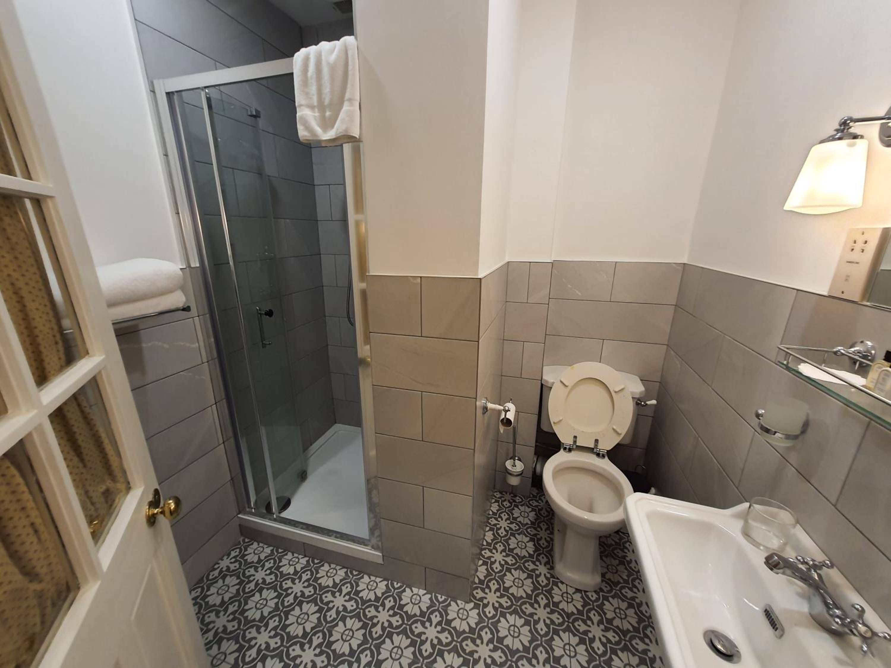 Standard Twin Room thumbnail 6