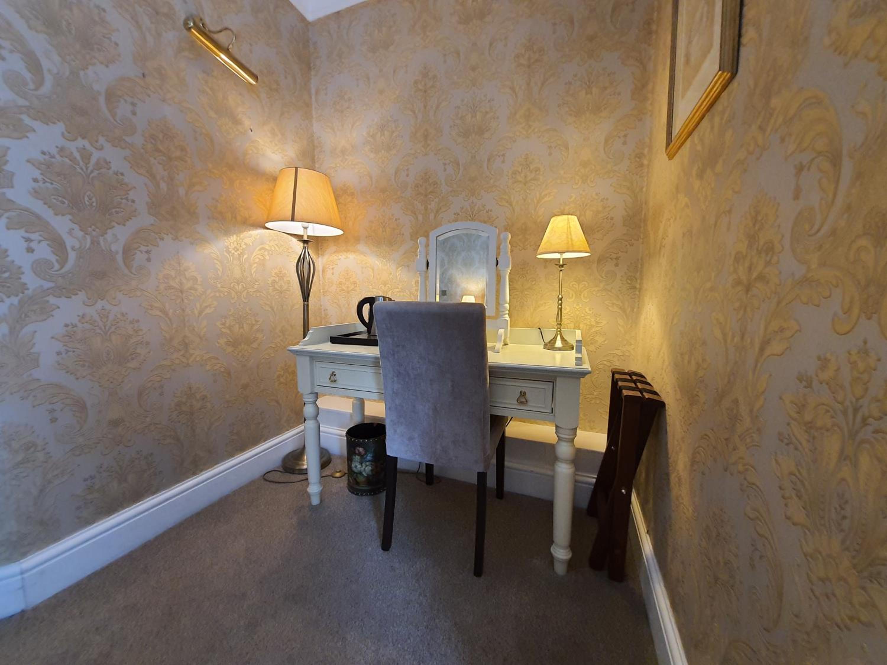 Superior King Room thumbnail 6