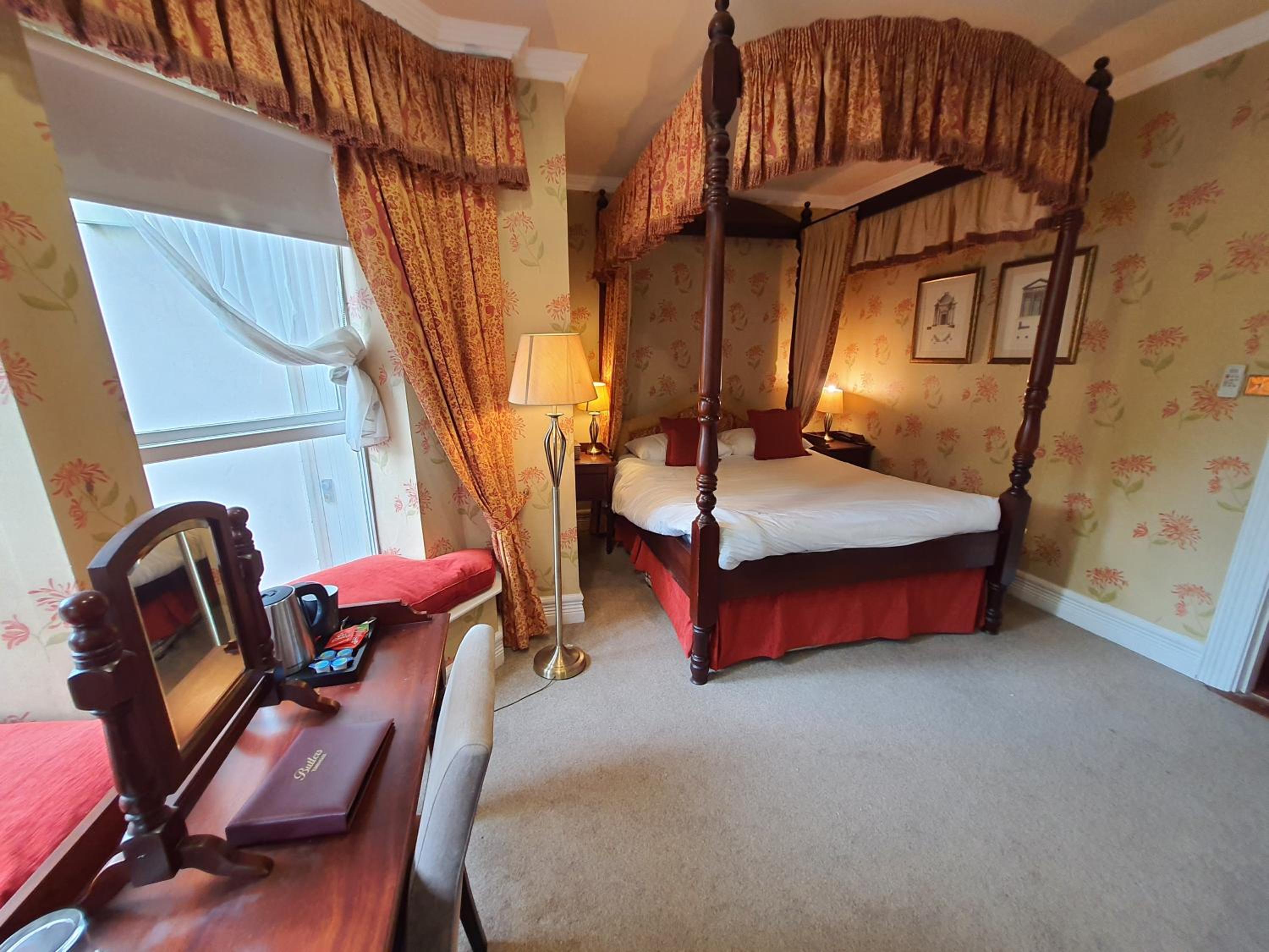 Superior King Room thumbnail 5