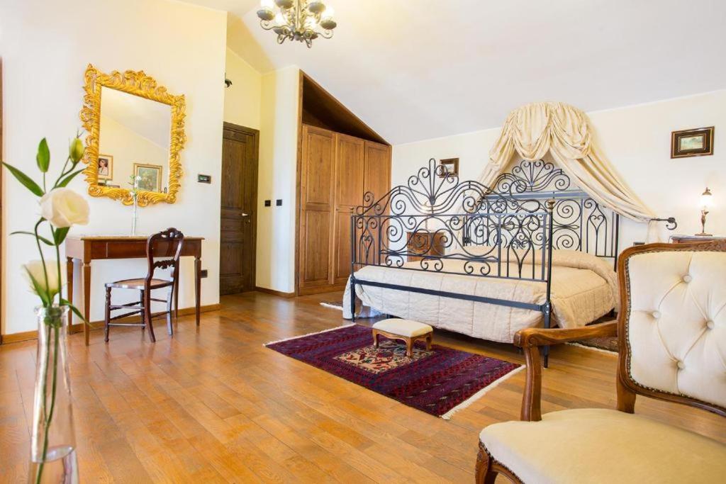 Queen Suite with Spa Bath photo 3