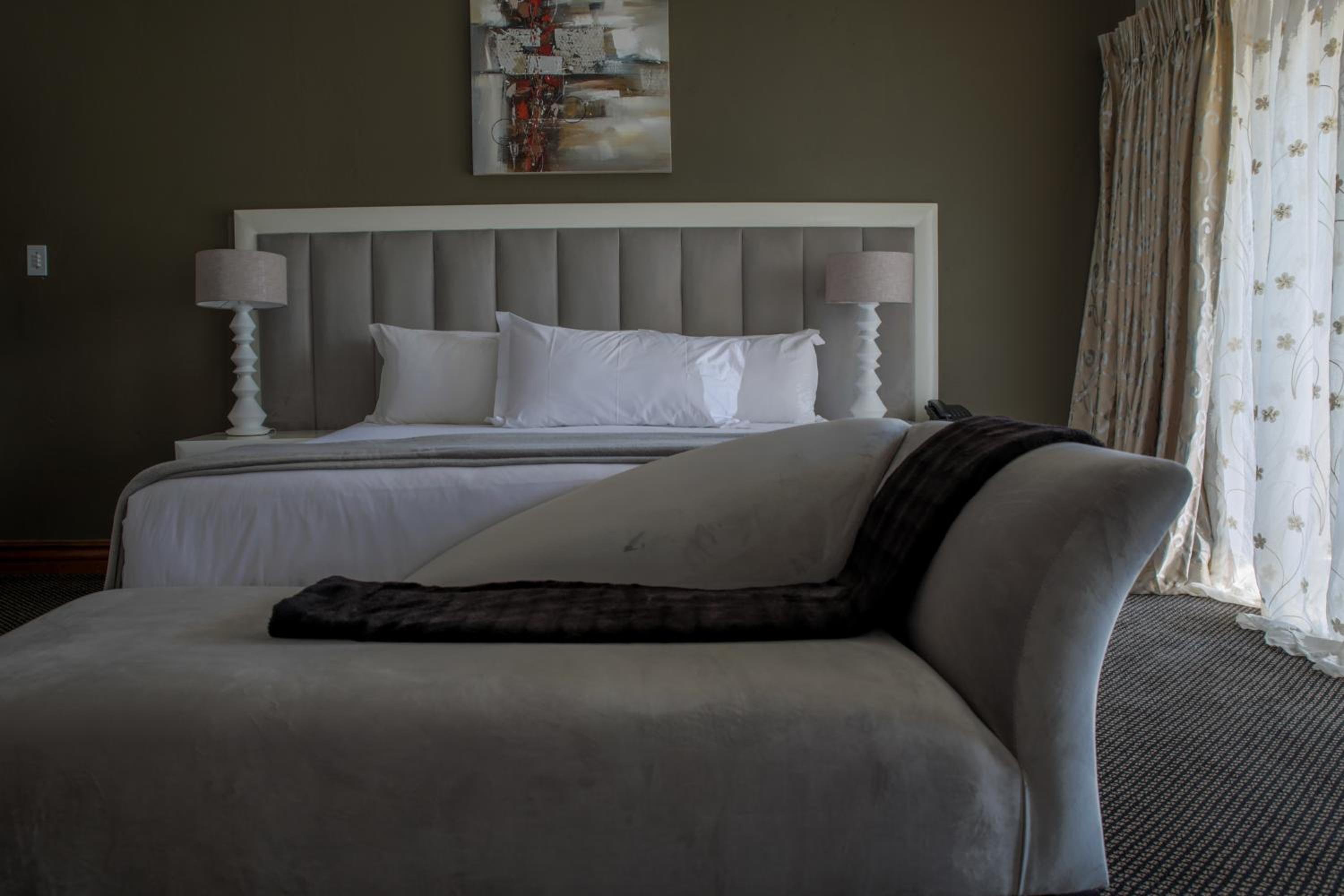 Suite - Photo 9