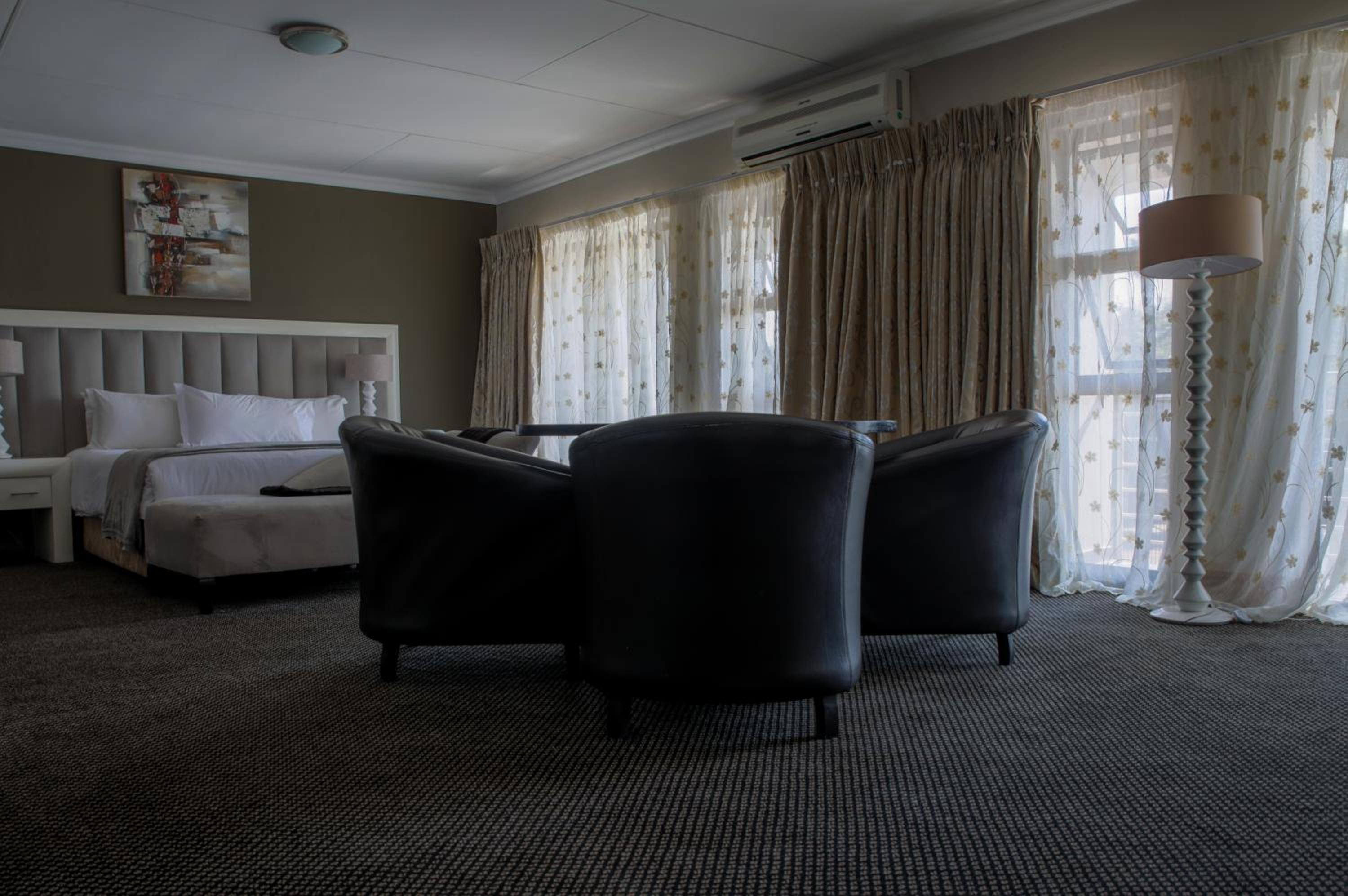 Suite - Photo 10