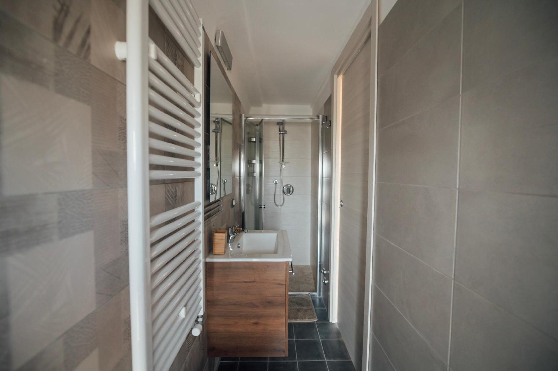 Queen Suite with Spa Bath - Photo 18