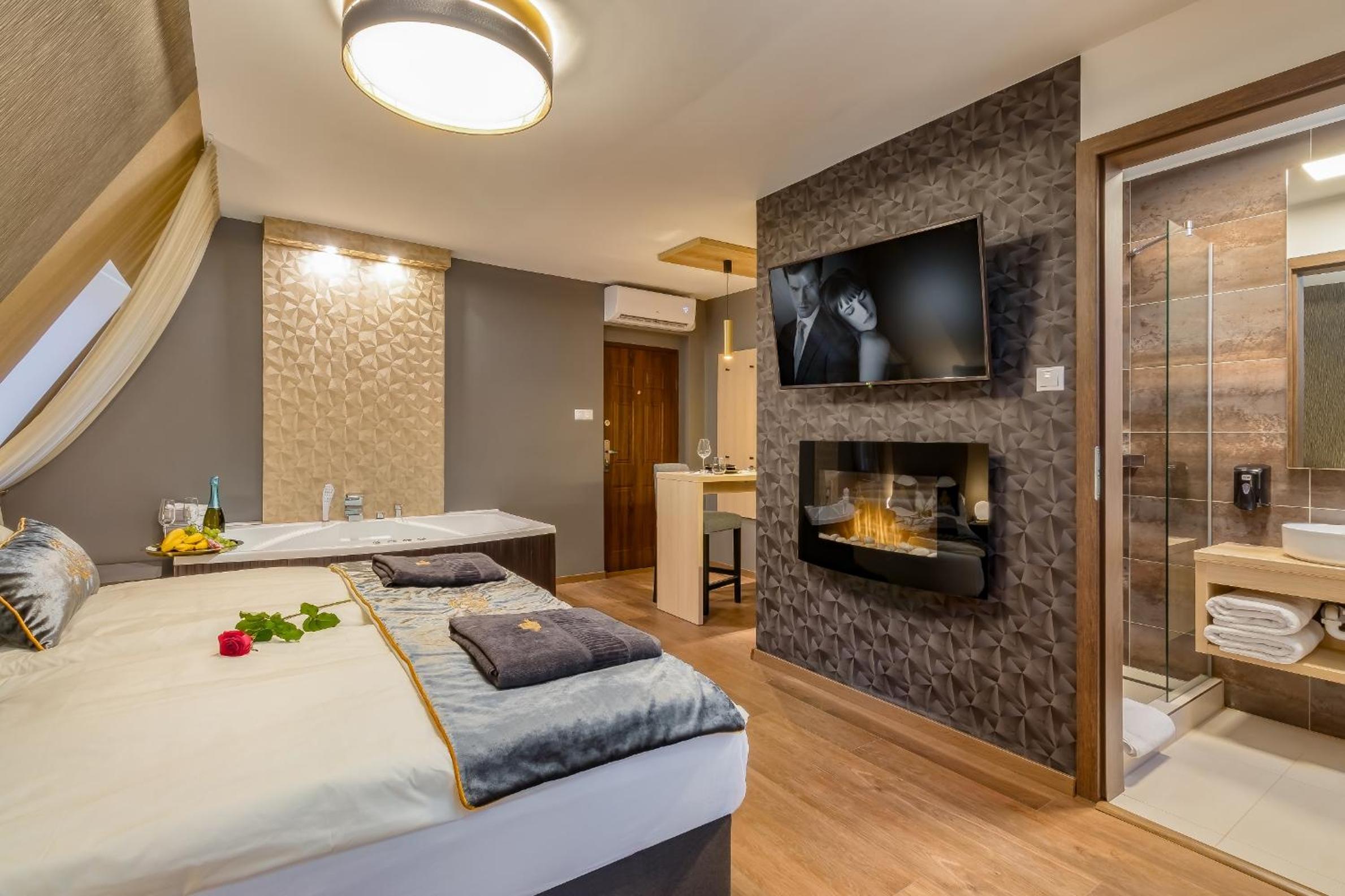 Deluxe Suite with Spa Bath - Photo 11