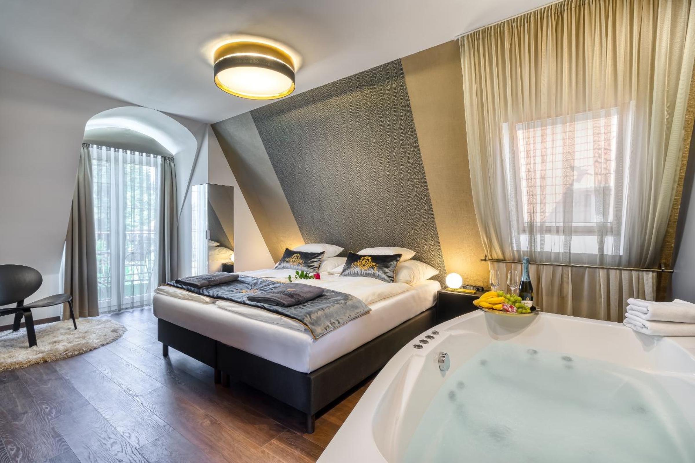 Deluxe Suite with Spa Bath - Photo 1