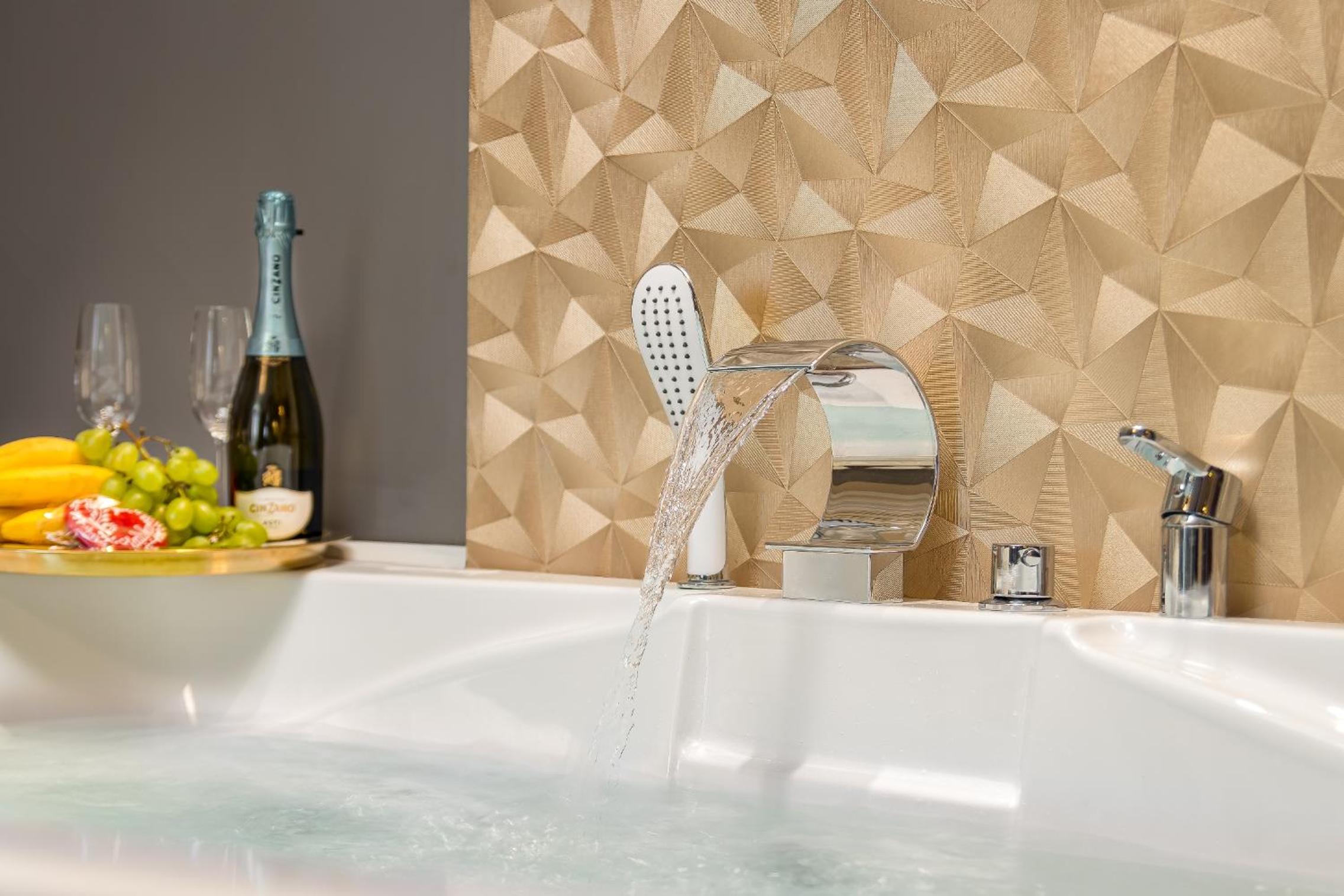 Deluxe Suite with Spa Bath - Photo 19