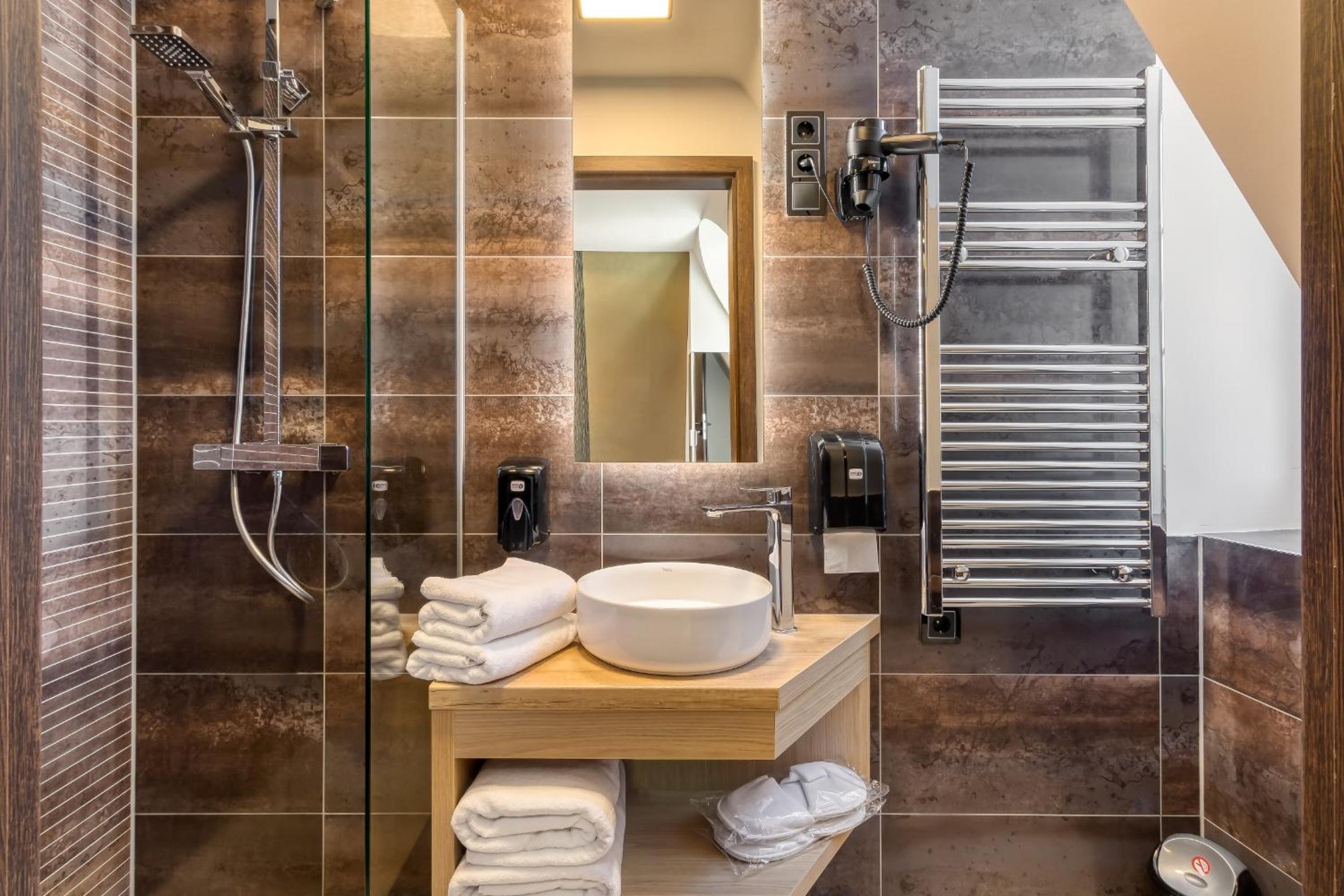 Deluxe Suite with Spa Bath - Photo 7