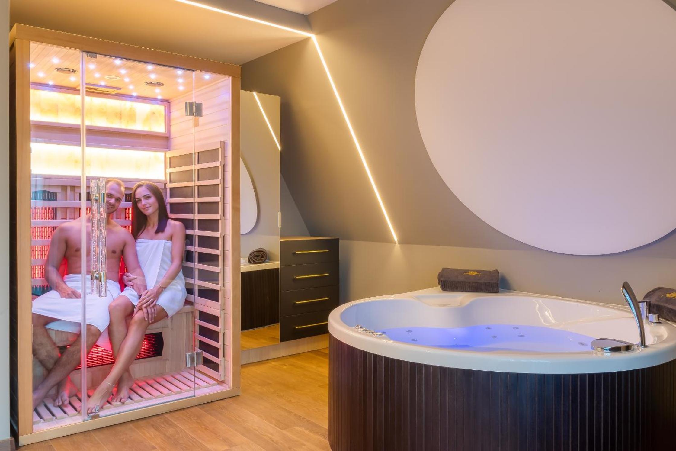 Suite with Hot Tub - Photo 6