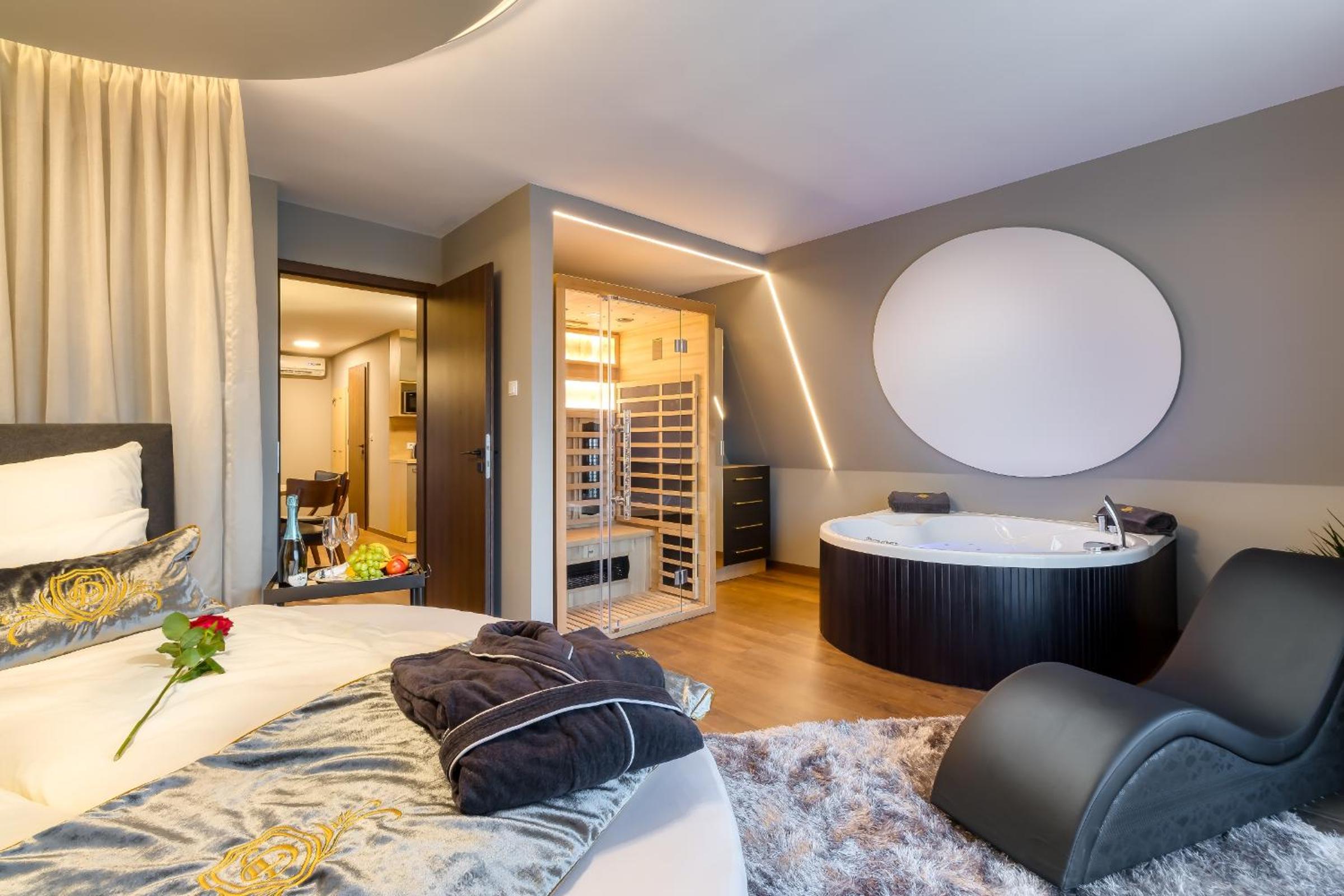 Suite with Hot Tub - Photo 1