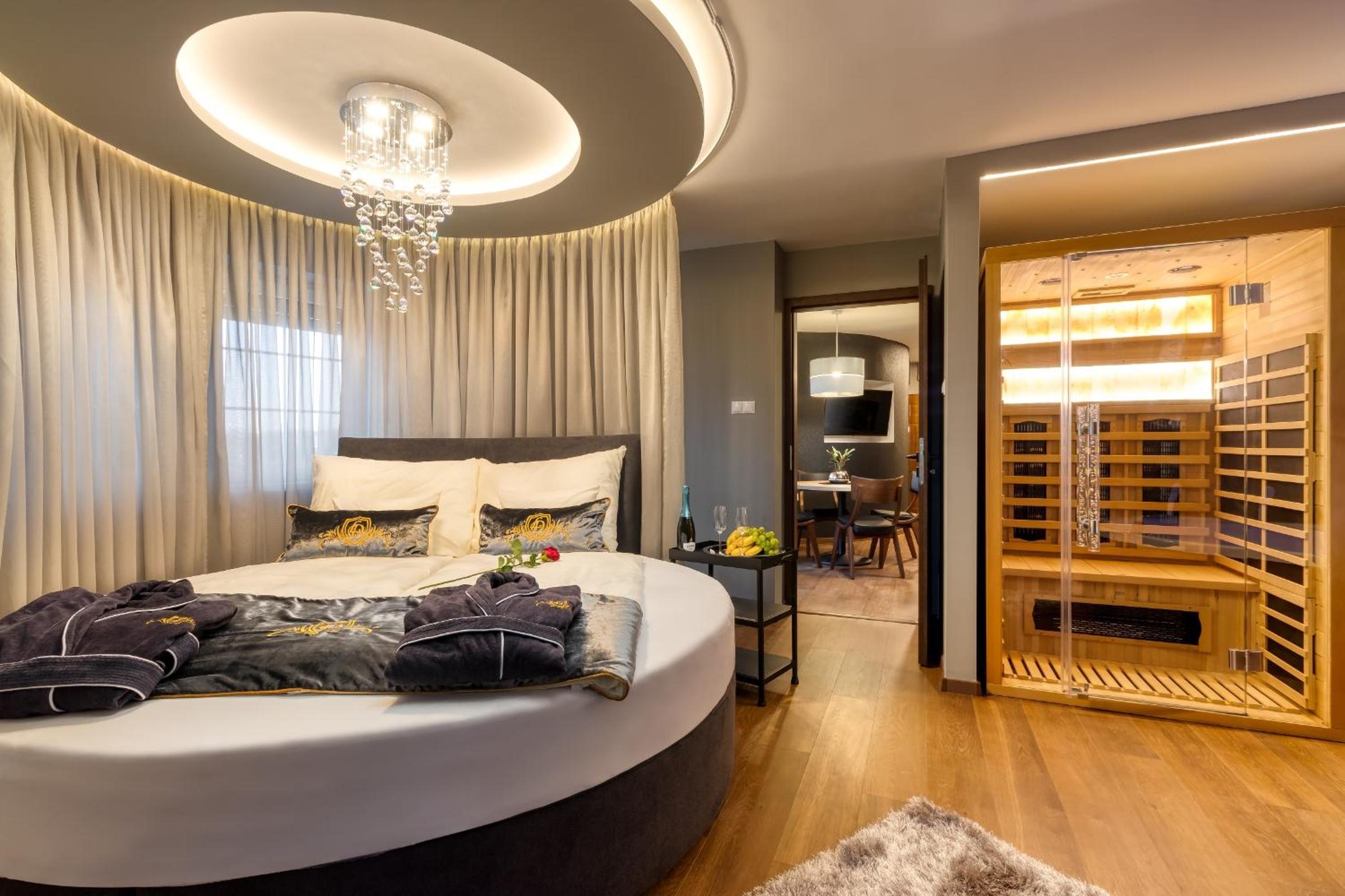 Suite with Hot Tub - Photo 23