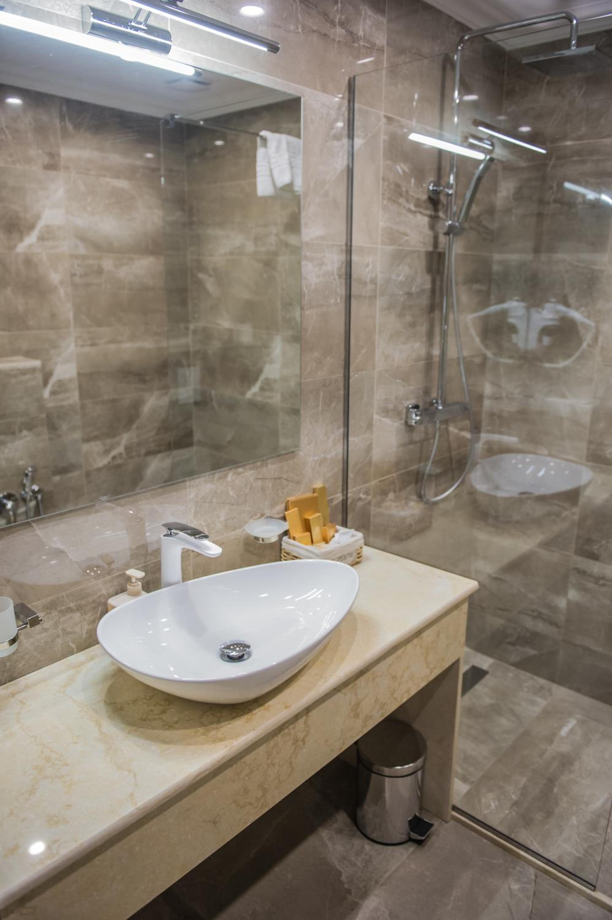 Standard King Room - Photo 15
