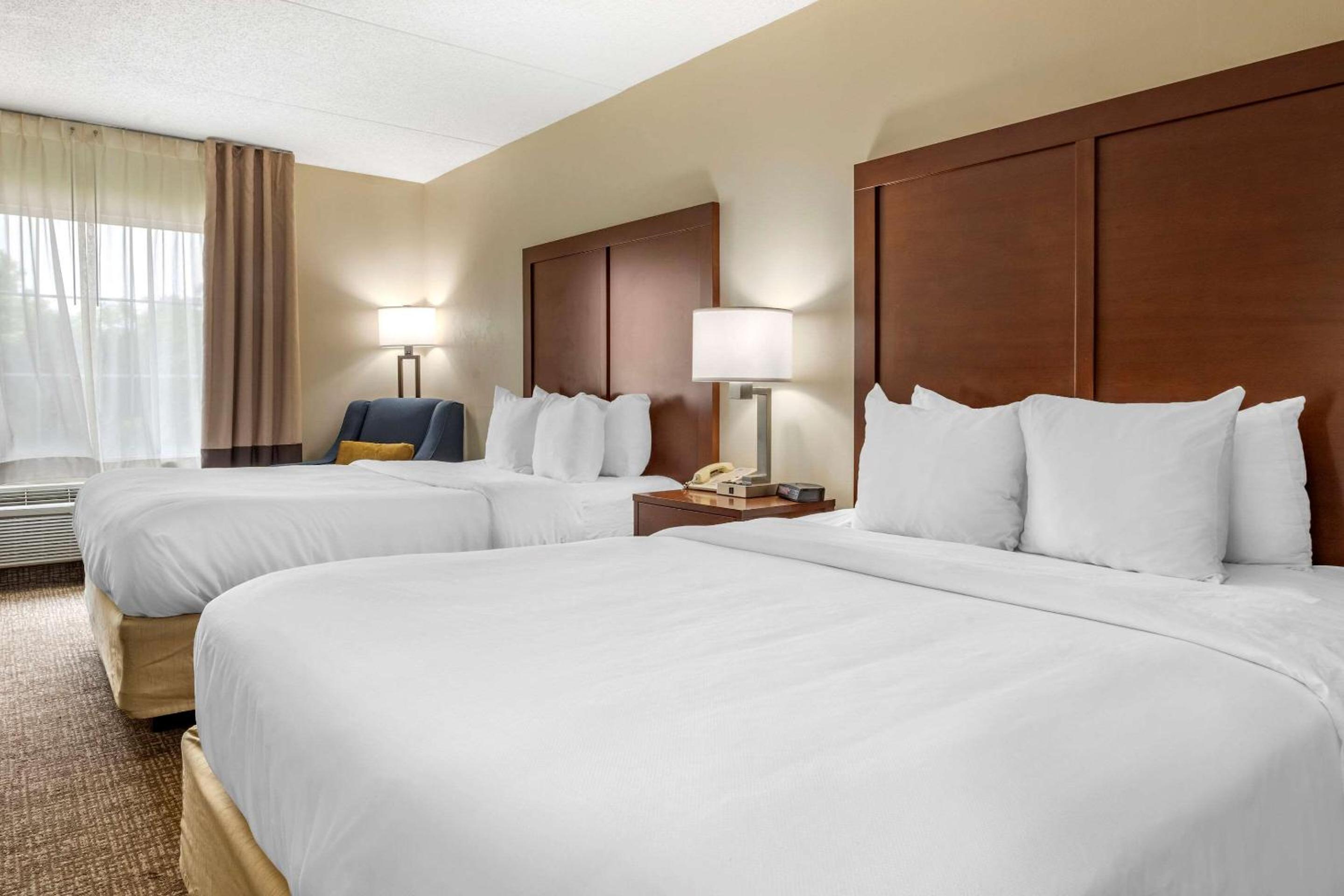 Queen Room with Two Queen Beds - Non-Smoking - Photo 1