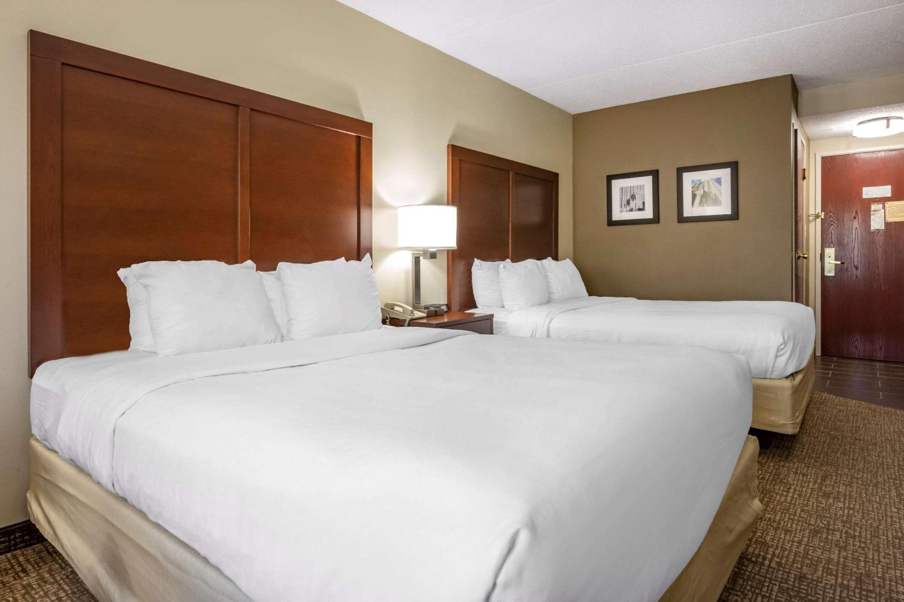 Queen Room with Two Queen Beds - Non-Smoking - Photo 3