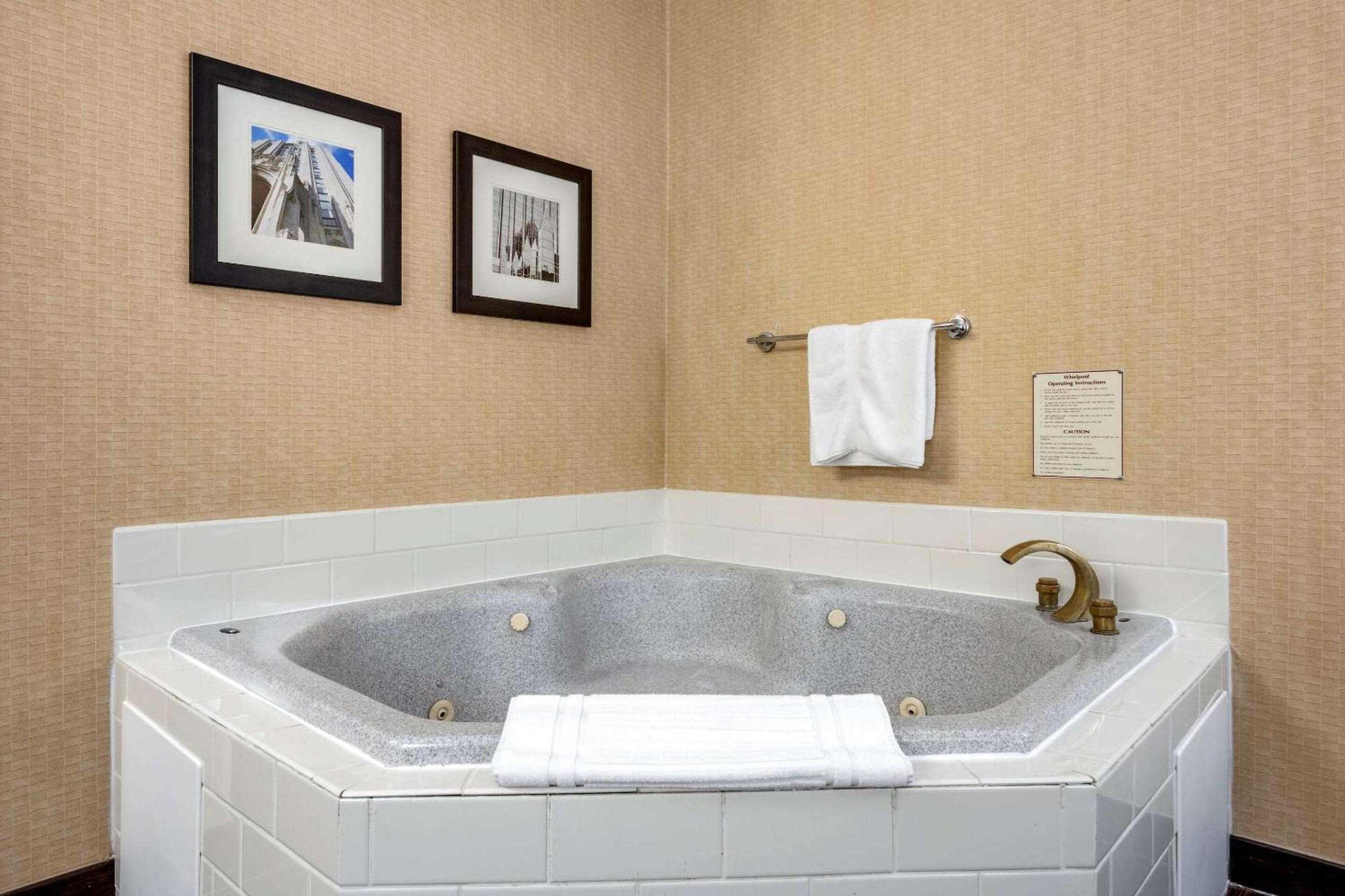 King Room with Hot Tub - Non-Smoking - Photo 3