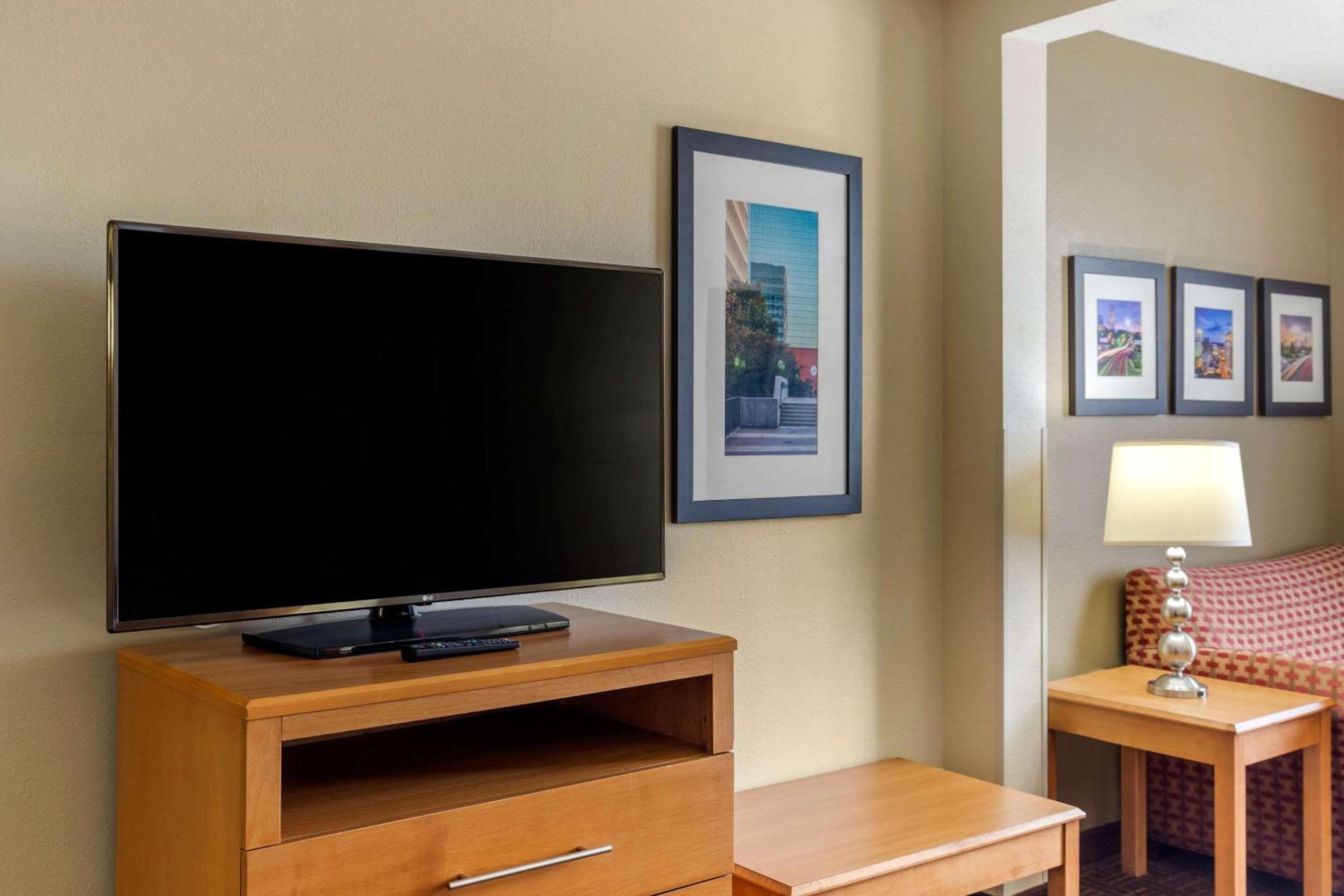 Accessible King Room - Photo 5